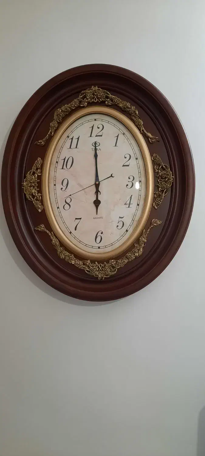 ساعت دیواری بسیار تمییز در حد نو|ساعت دیواری و تزئینی|بروجرد, |دیوار