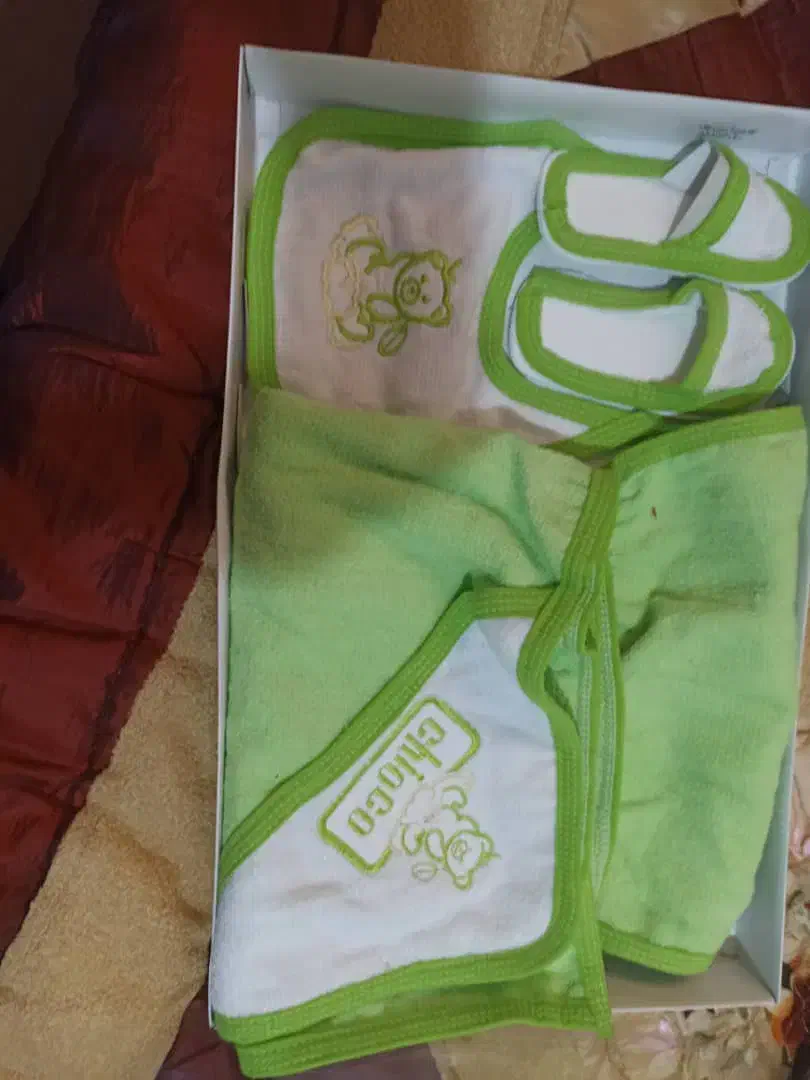 لباس و قنداق فرنگی و سرویس حوله|کفش و لباس بچه|شیراز, شهرک والفجر|دیوار