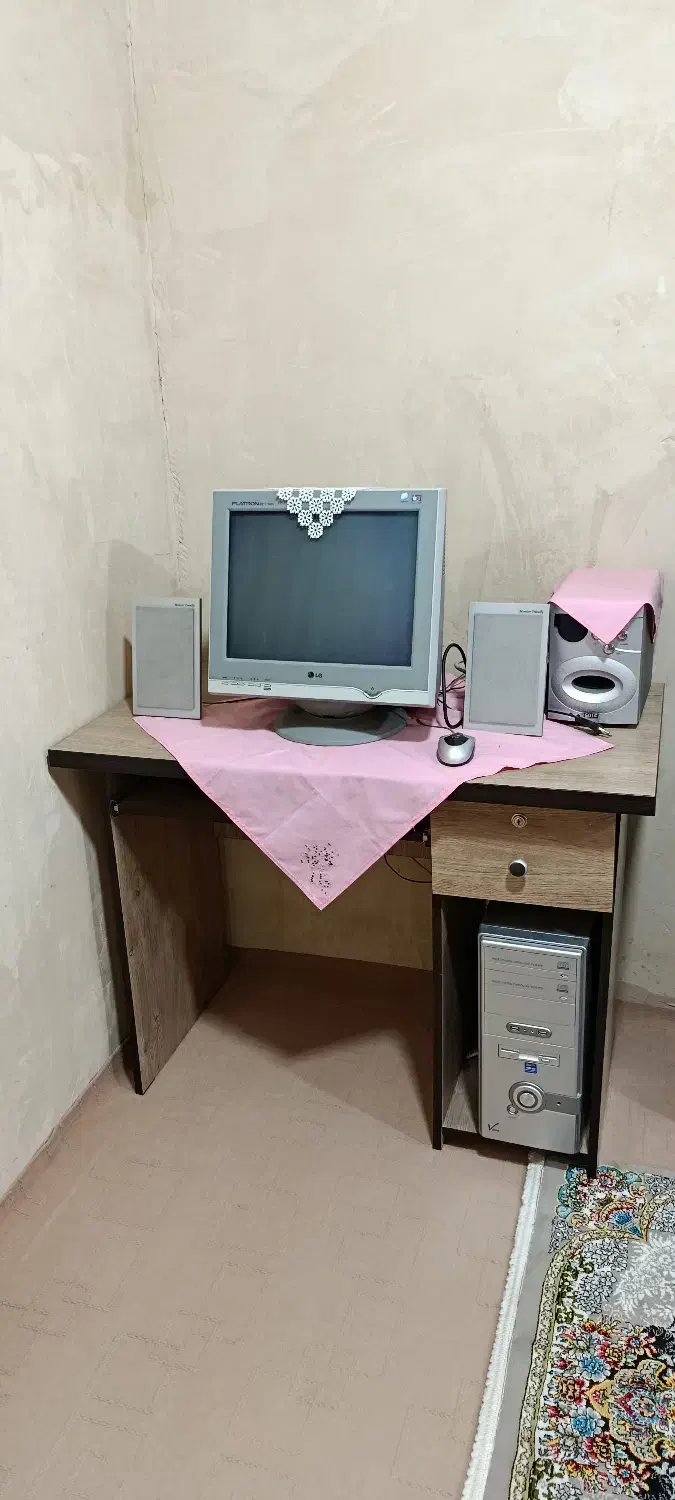 کامپیوتر|میز تحریر و کامپیوتر|شوط, |دیوار