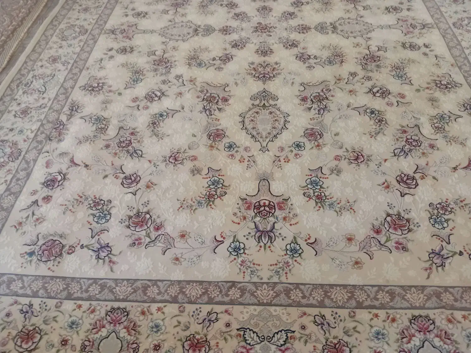 دوعدد فرش|فرش|دورود, |دیوار