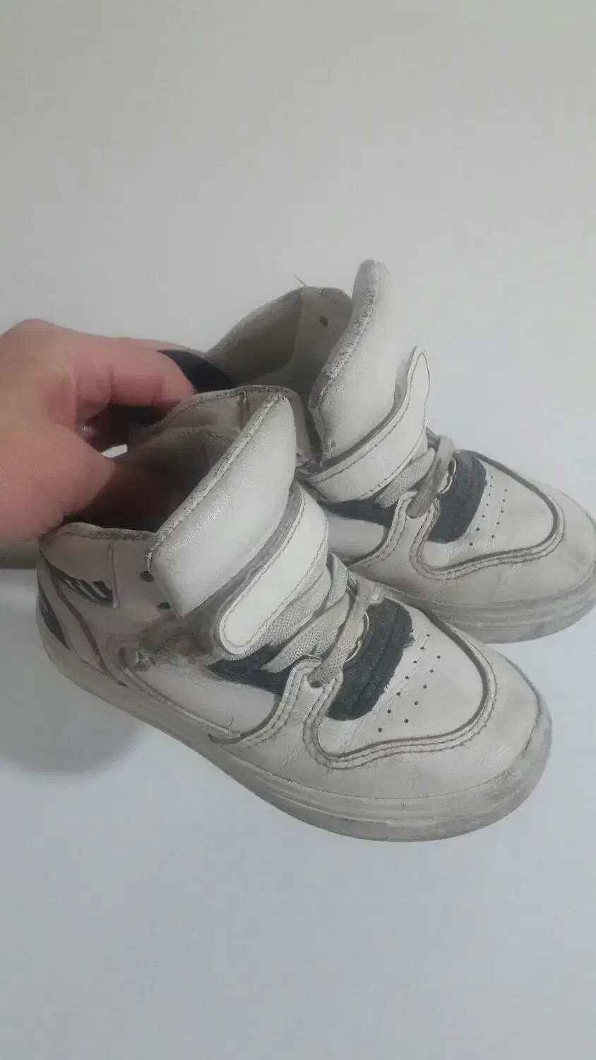 کتونی سفید|کفش و لباس بچه|رودهن, |دیوار