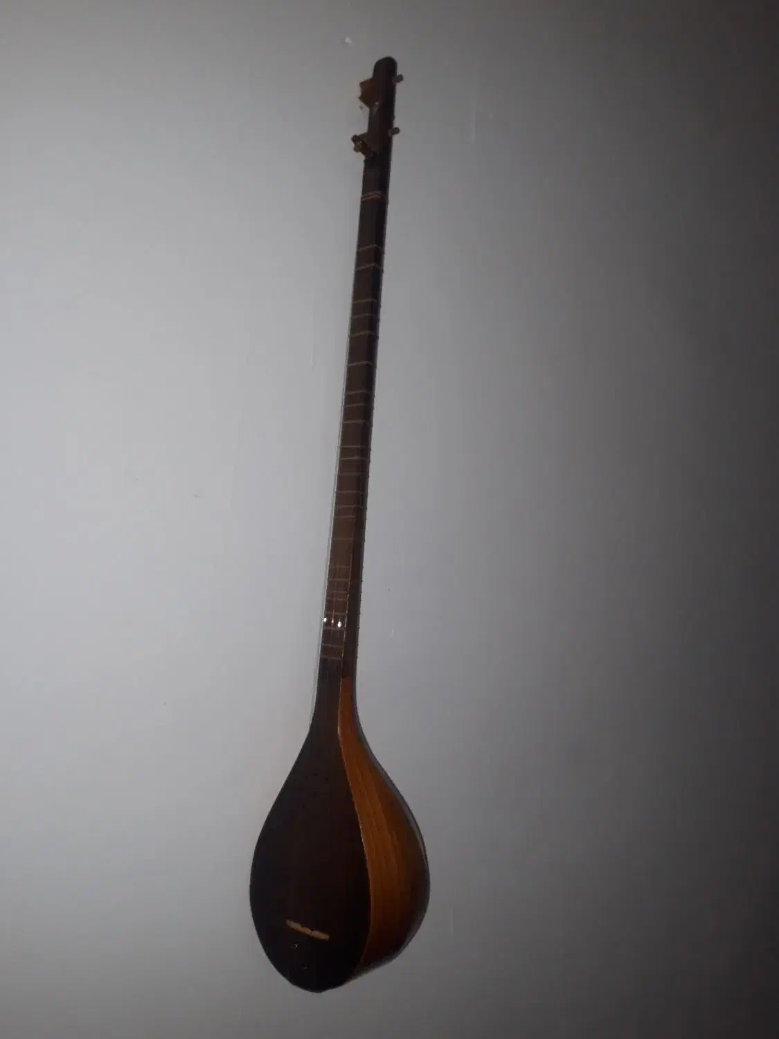 سه تاربدون مهراصلی واسه آموزش|سازهای سنتی|صحنه, |دیوار