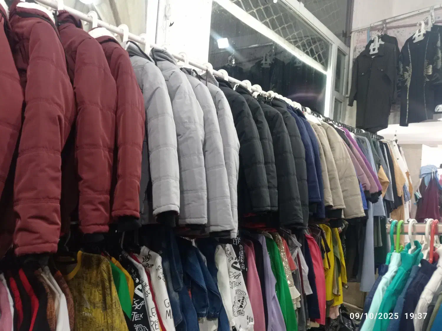 ارزانسرای تندیس|لباس|خوی, |دیوار