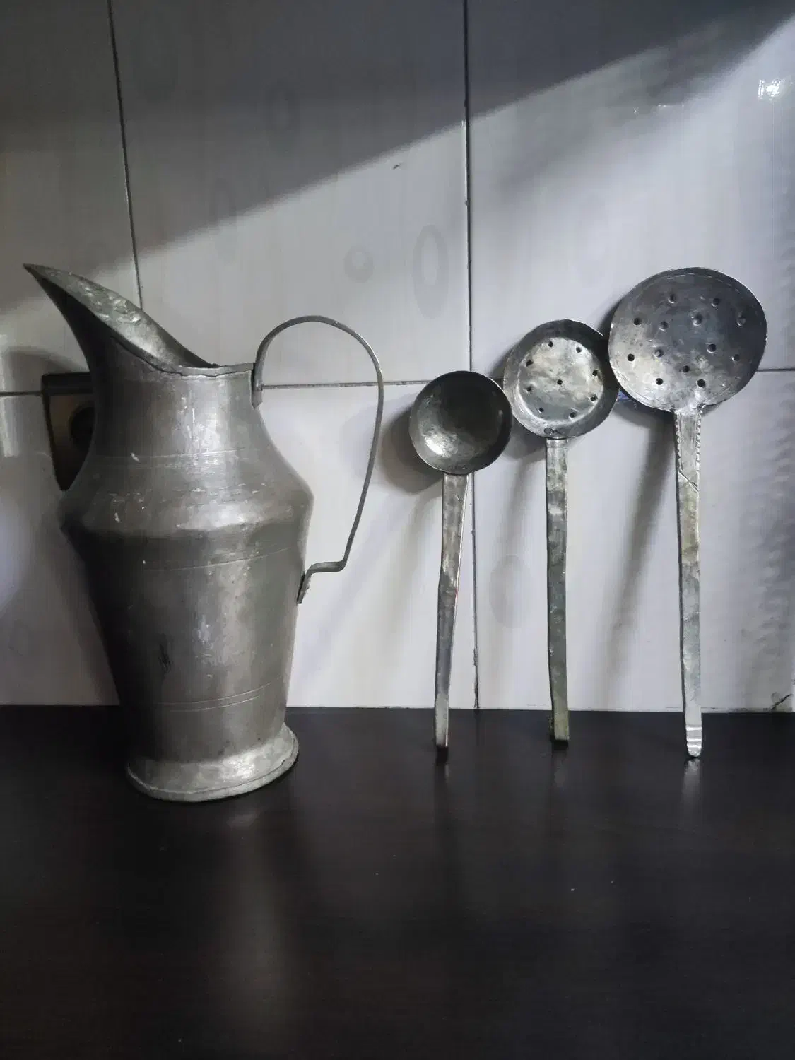 پارچ و کفگیر ملاقه مس|کلکسیون اشیاء عتیقه|ری, علایین|دیوار