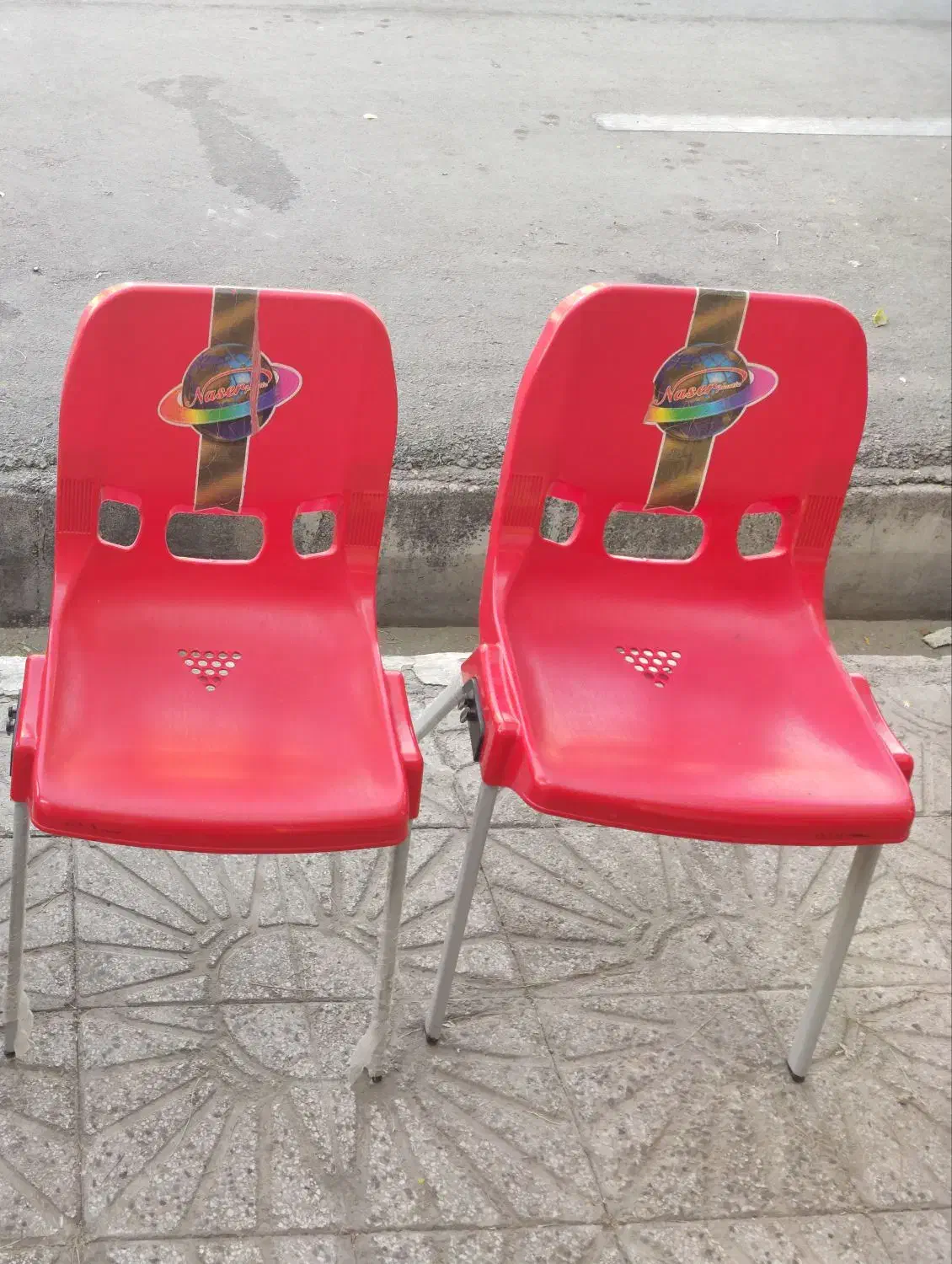 صندلی قرمز|صندلی و نیمکت|شیراز, شیشه‌گری|دیوار