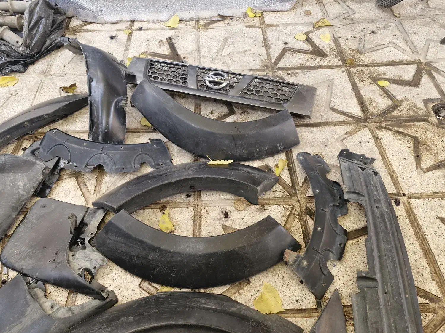 جلو پنجره و بچه گلگیر رونیز|قطعات یدکی و لوازم جانبی|کنگاور, |دیوار