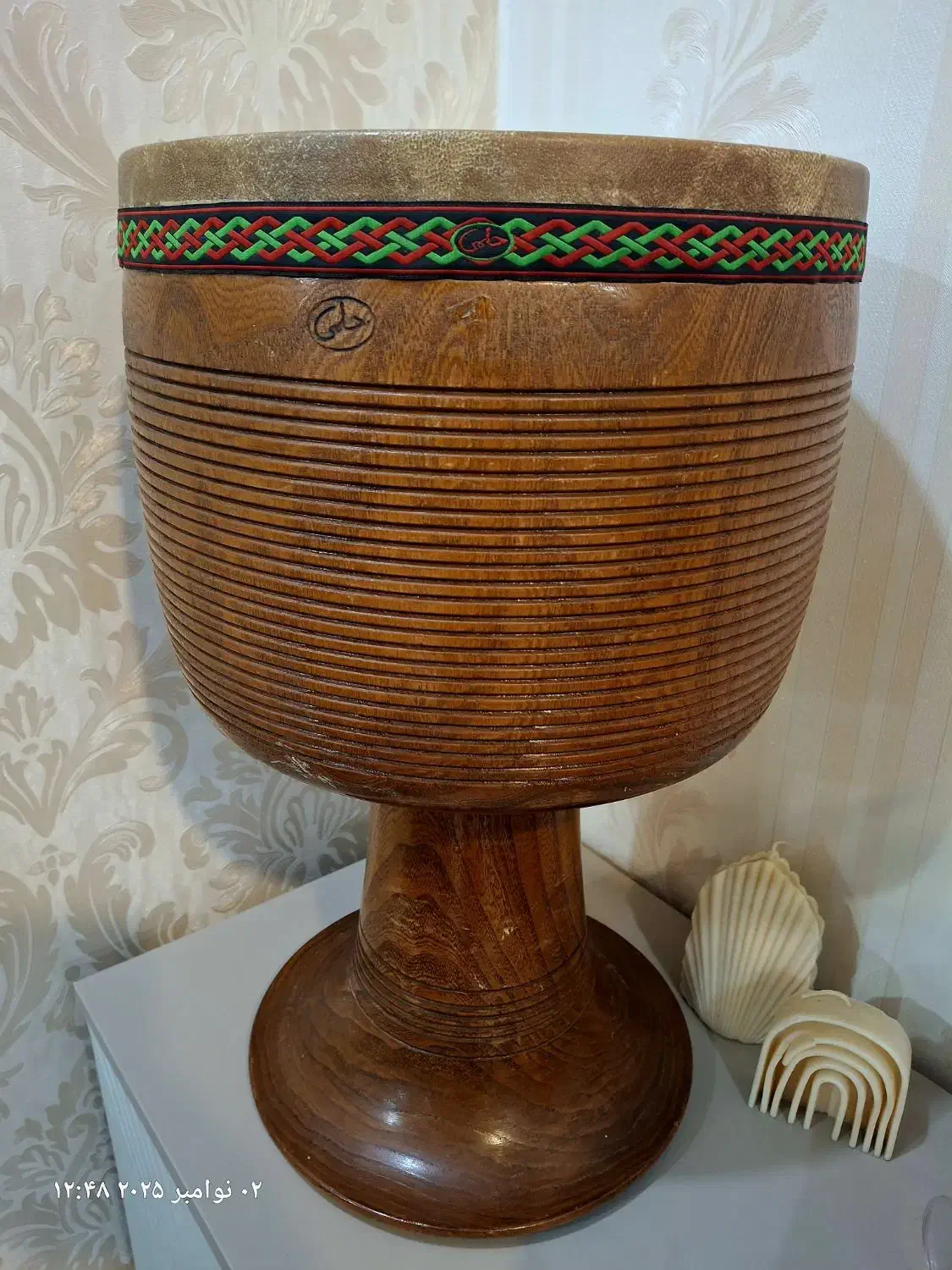 تنبک حلمی با چوب یک تکه با دهانه ۲۸|سازهای سنتی|اهواز, کوروش|دیوار