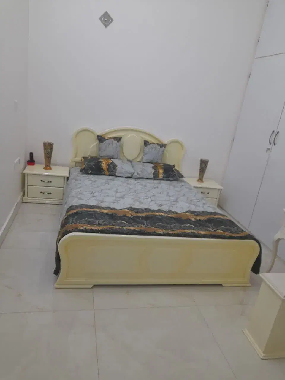 تخت و تشک و میز آرایش|تخت و سرویس خواب|قم, قلعه یزدیها|دیوار