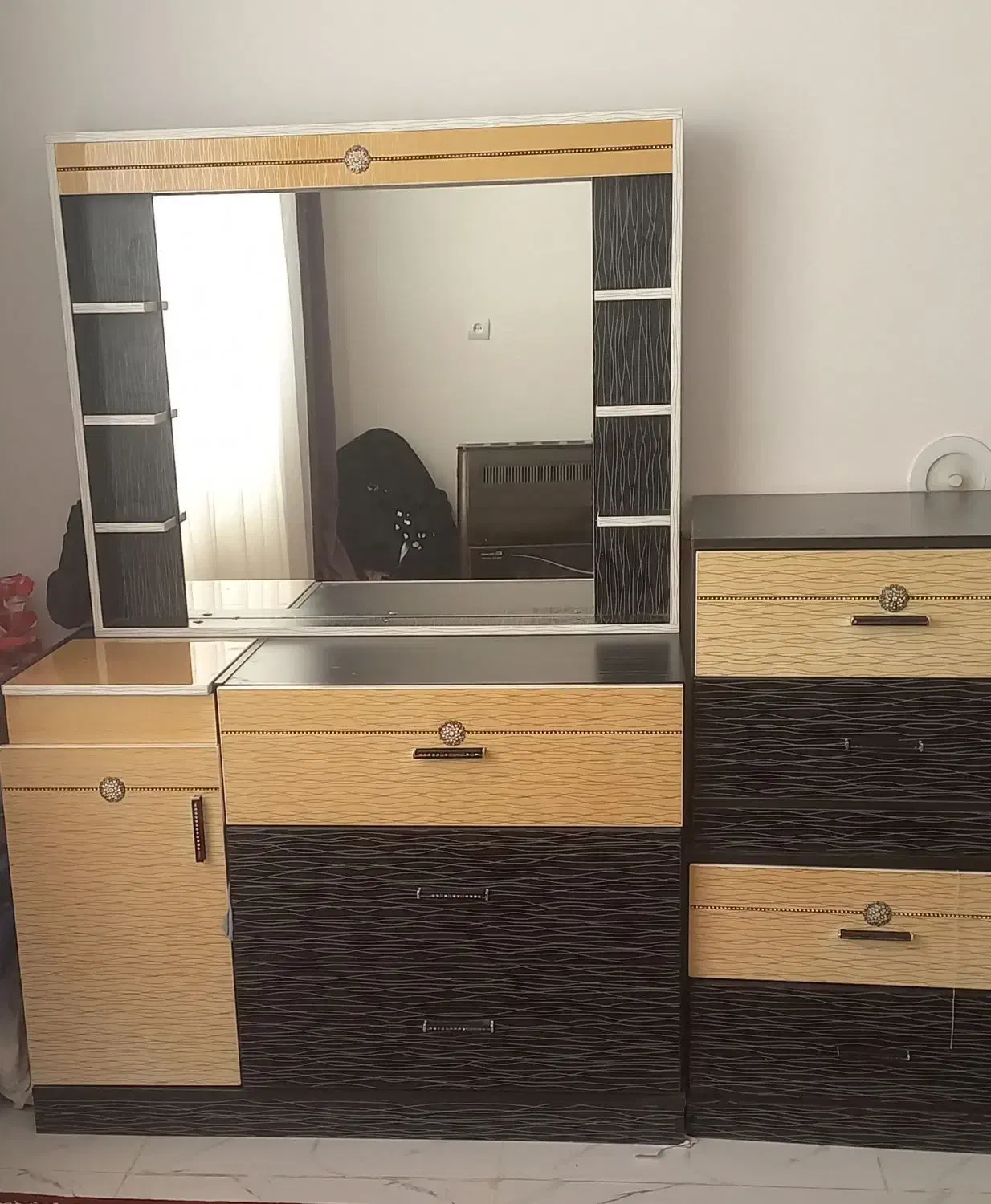 یک عدد جاکفشی ودراور|جاکفشی، کمد، دراور|خوسف, |دیوار