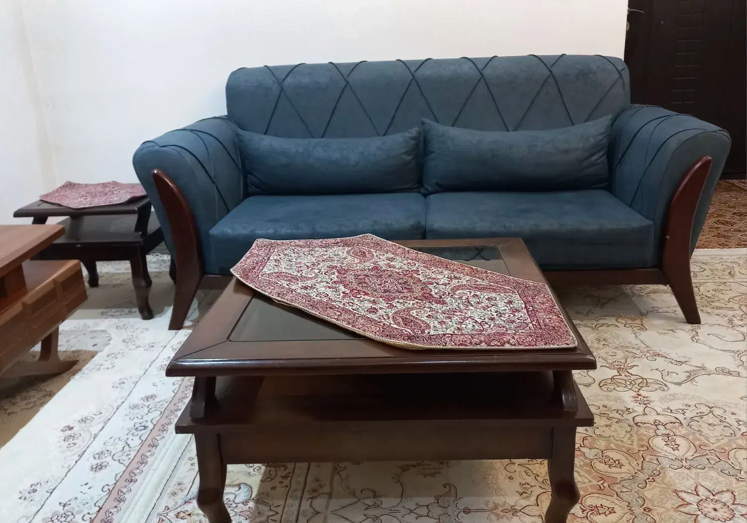 مبل ۷ نفره همراه با پیش میز و دو عدد میز عسلی|مبلمان خانگی و میز عسلی|قائمشهر, |دیوار