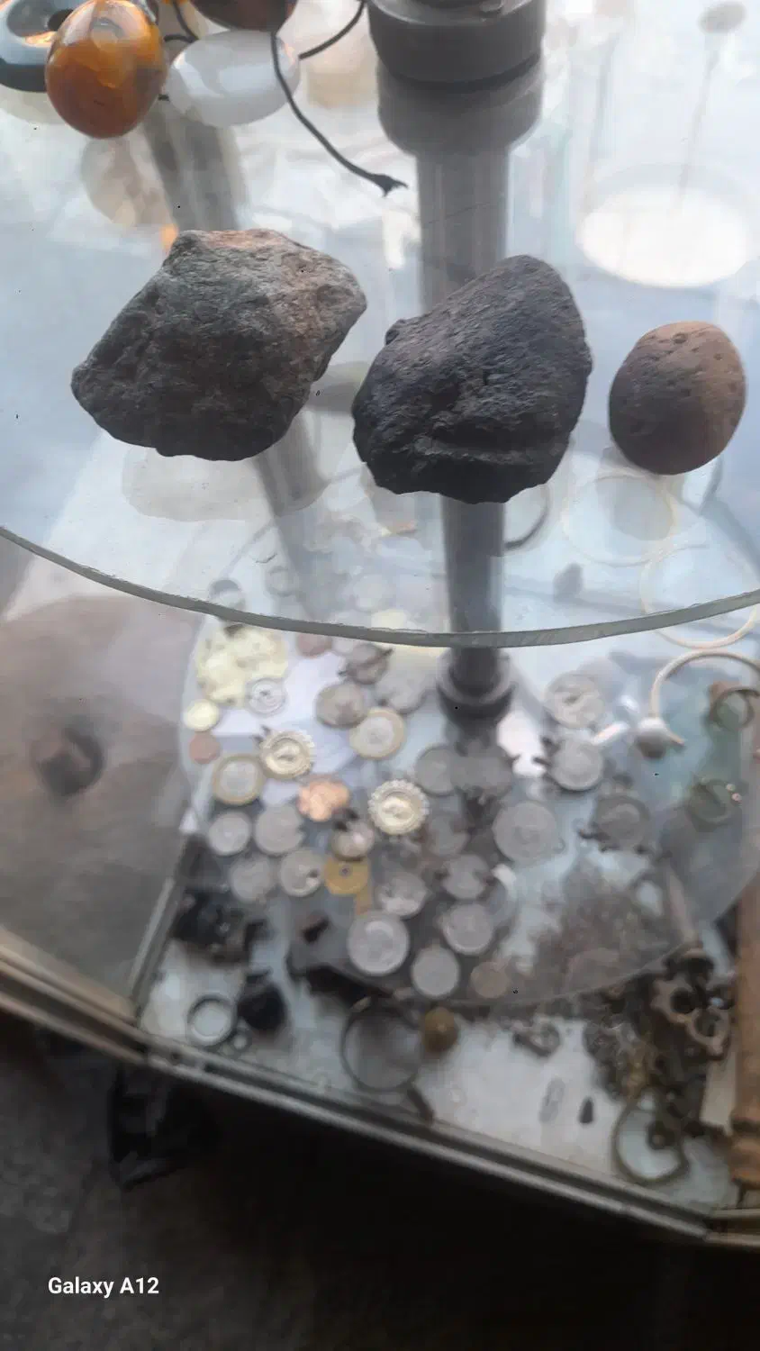 شهاب سنگ ۲عدد ۱ عدد هم سنک نمی شناسم|کلکسیون اشیاء عتیقه|کهریزک, |دیوار