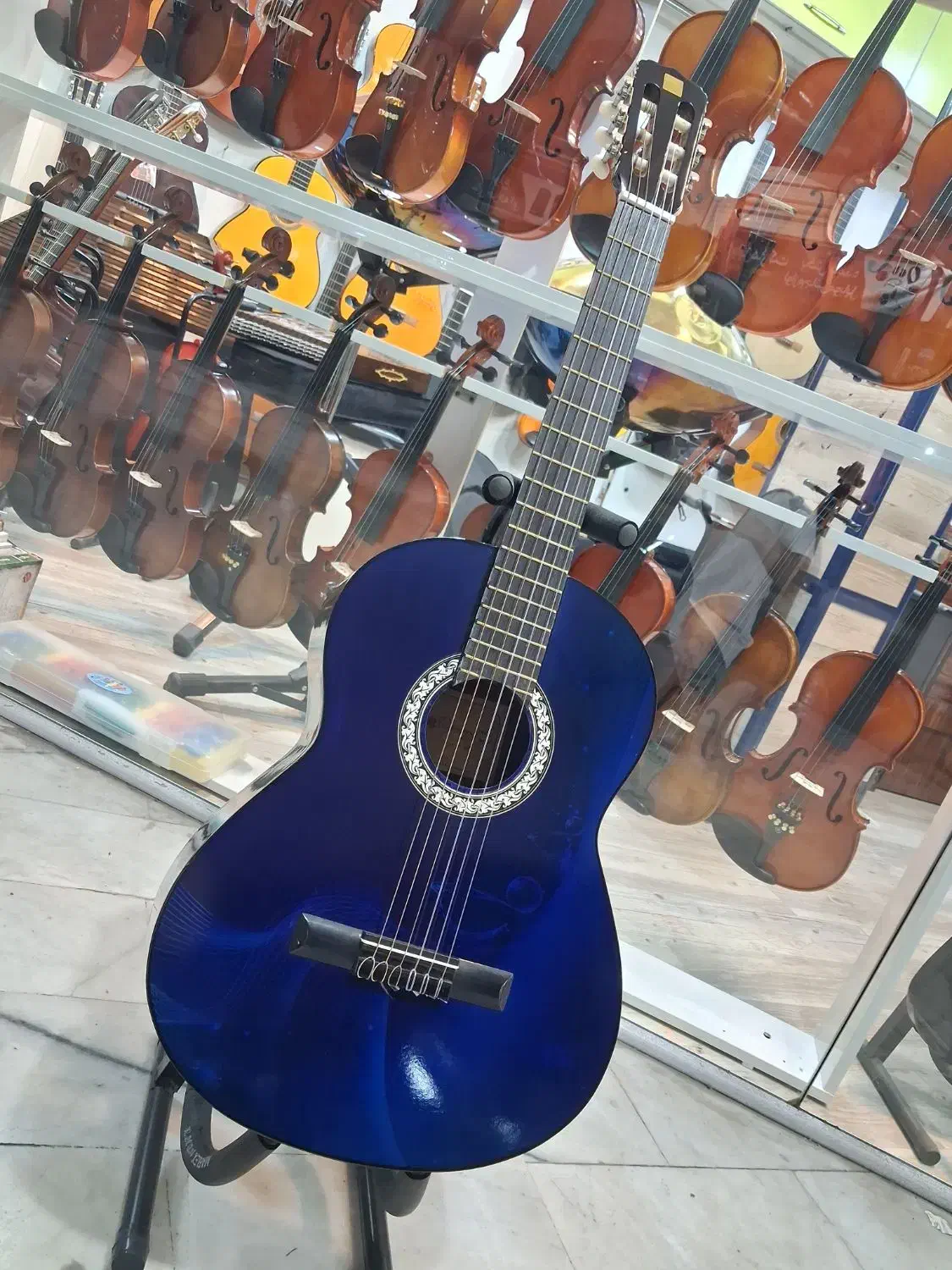 گیتار رنگهای متنوع زیبا (موزیکال تیموری)|گیتار، بیس، امپلیفایر|اردبیل, |دیوار