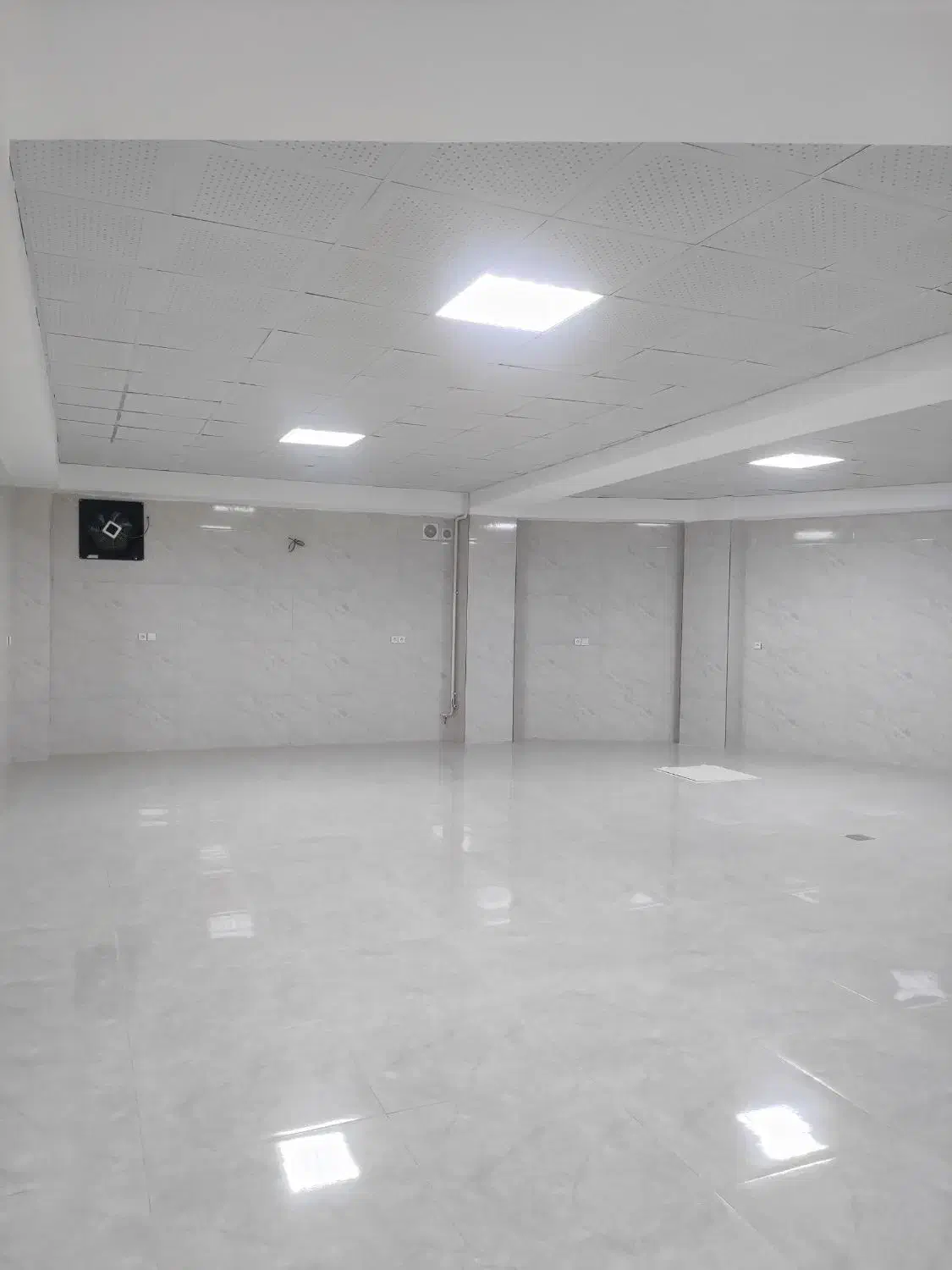 کرایه سالن نوساز ۱۳۰متری .ارتفاع سه مترو نیم|اجارهٔ دفتر کار، اتاق اداری، مطب|سنندج, |دیوار