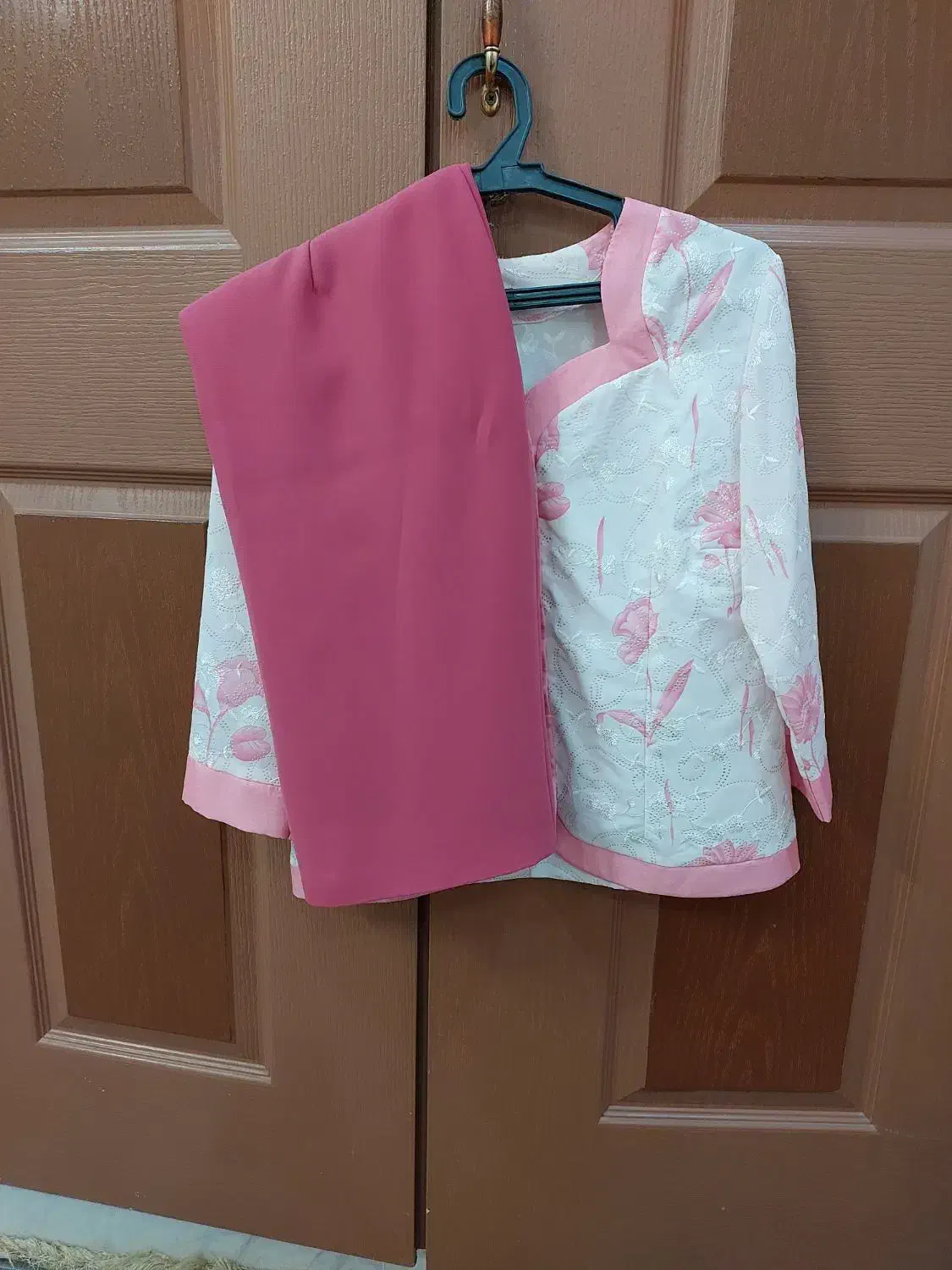 بلوز و دامن صورتی آرامش بخش|لباس|میبد, |دیوار