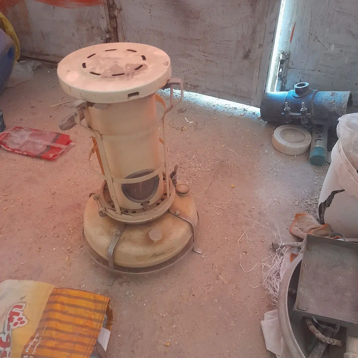 علاعدین مخزن از جنس برنج|کلکسیون اشیاء عتیقه|پیر بکران, |دیوار