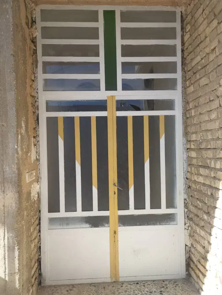 یک در وچهار پنجره اهنی|مصالح و تجهیزات ساختمان|اقلید, |دیوار