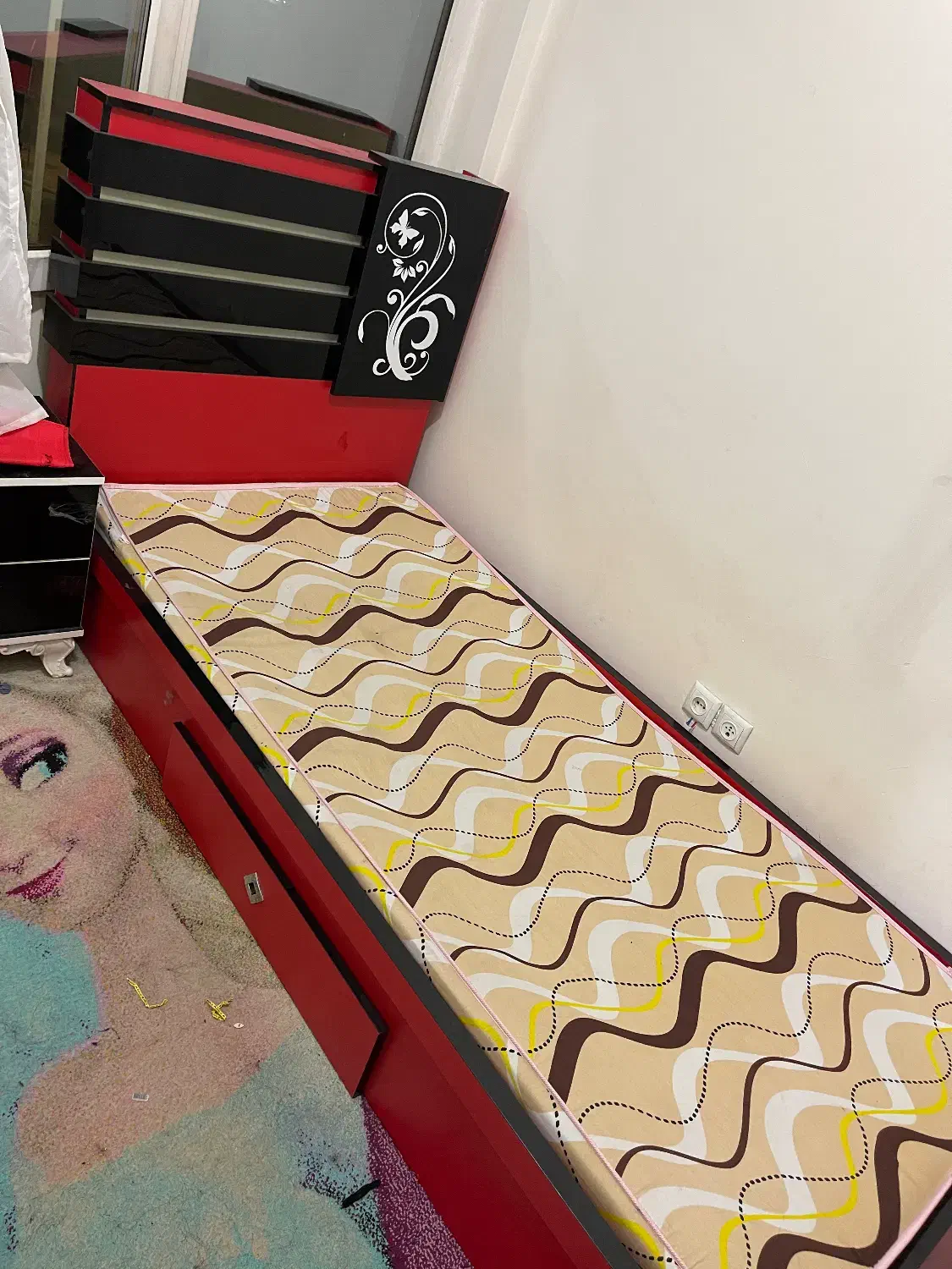 تخت نوجوان وقالیچه انا والسا باهم قیمت ۶ تومن|تخت و صندلی بچه|کرمان, |دیوار