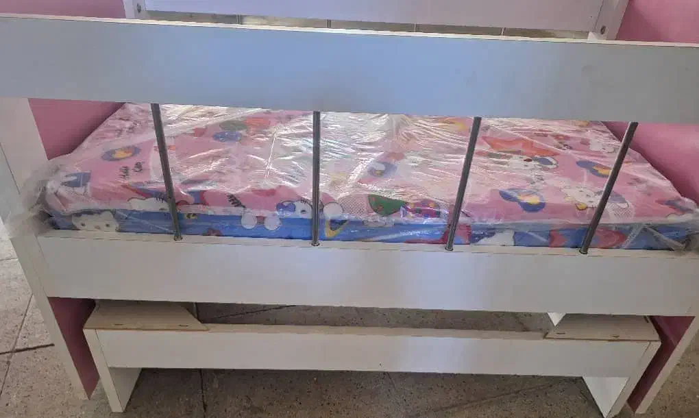 تخت خواب گهواره‌ای صورتی کودک سالم|تخت و صندلی بچه|ساوه, |دیوار