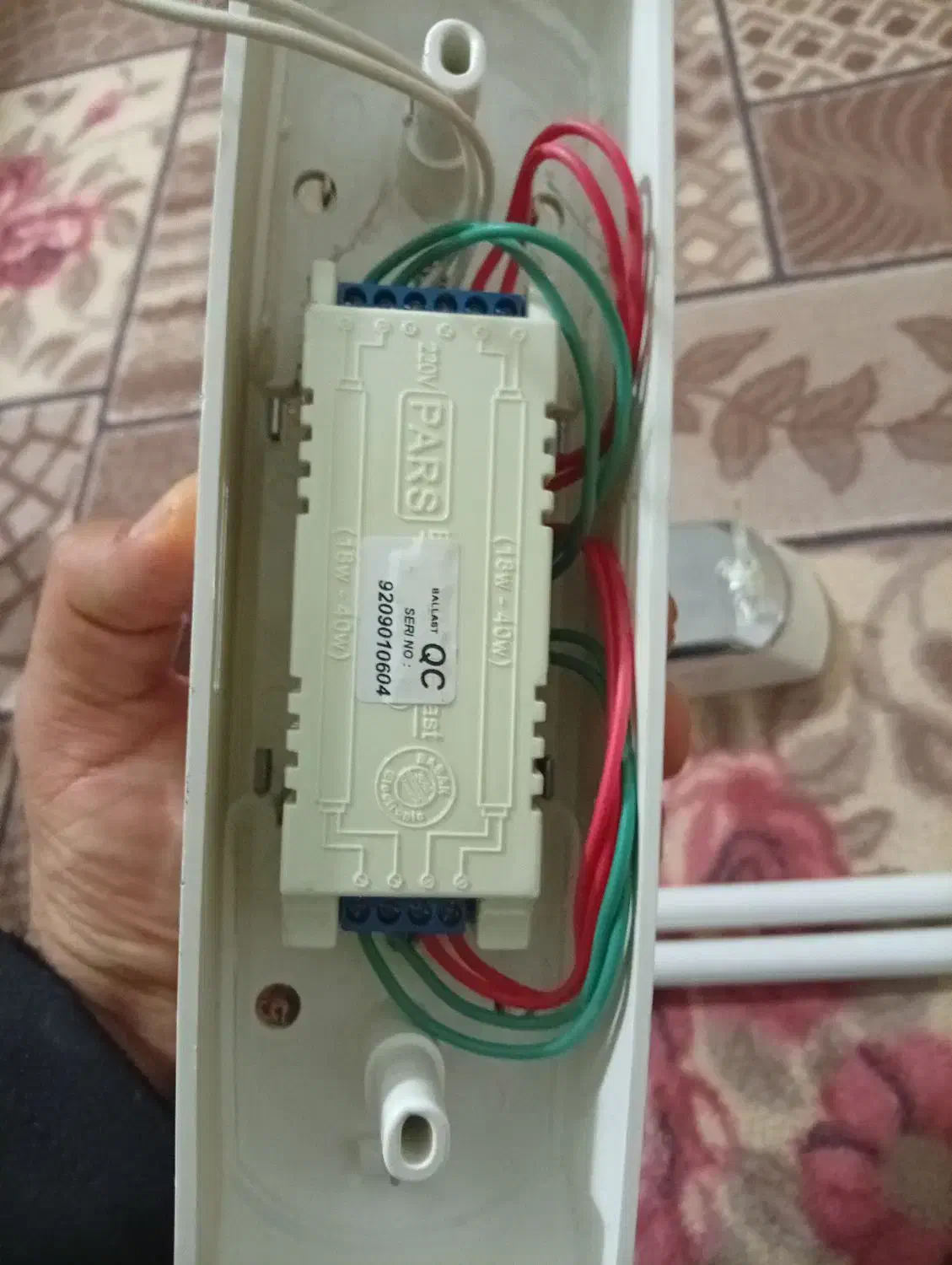 دو عدد مهتابی و لامپ و علم شیر آب|لامپ و چراغ|قنوات, |دیوار