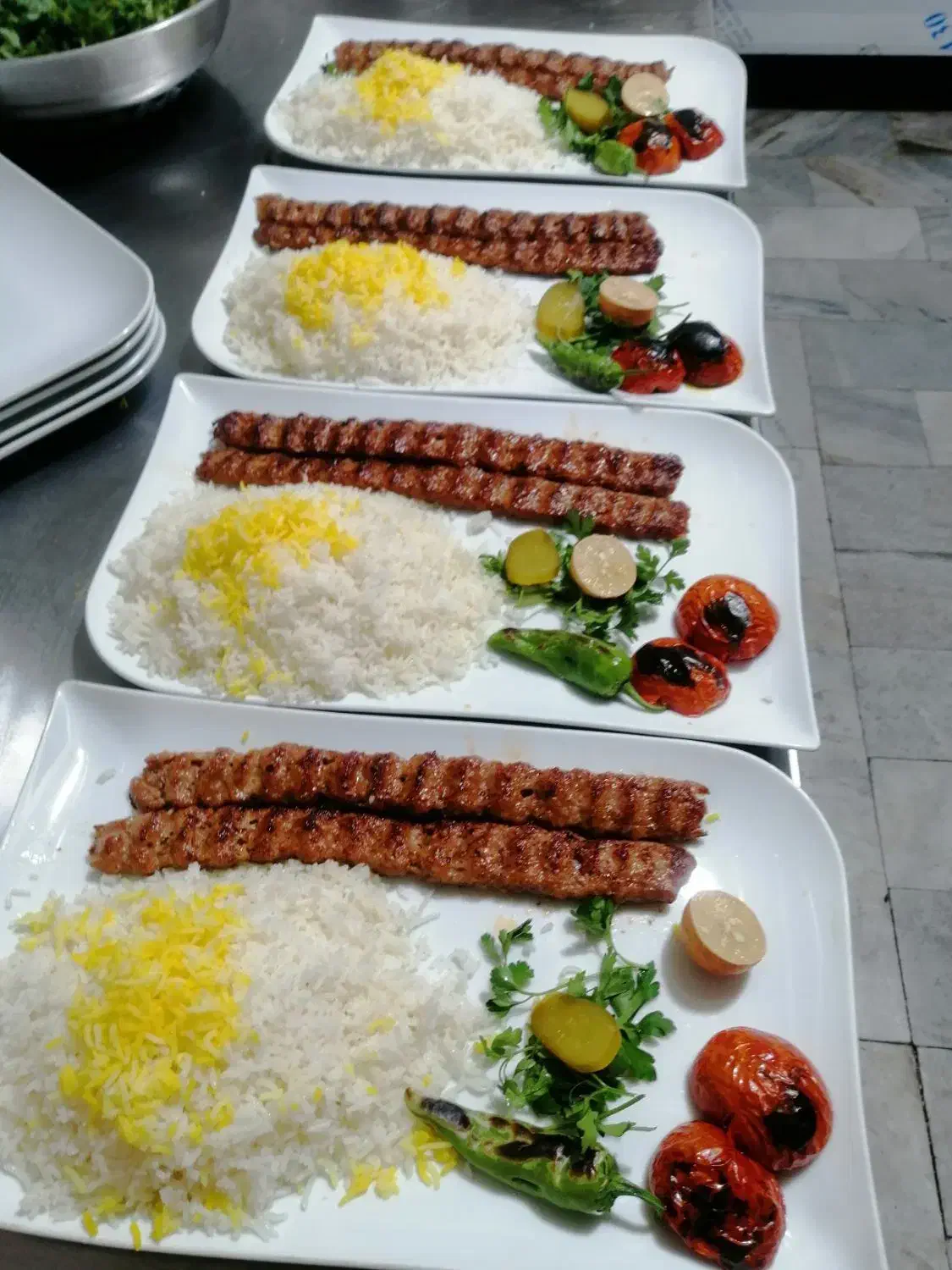 آشپز، تخته کار، کمک آشپز|استخدام خدمات فروشگاه و رستوران|قم, هفت تیر|دیوار
