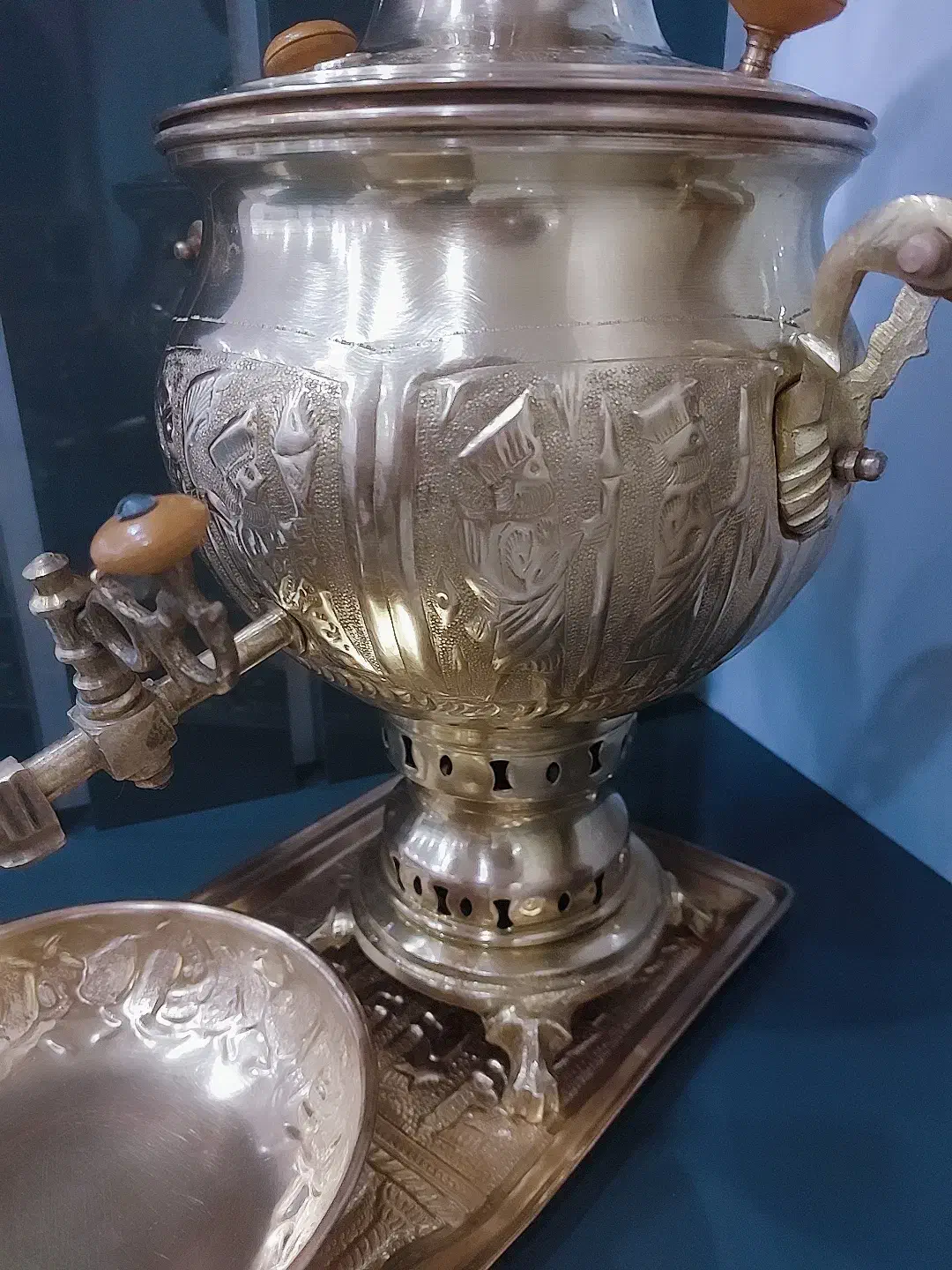 سماور برنز زغالی نقوش هخامنشی قدیمی|کلکسیون اشیاء عتیقه|همدان, |دیوار