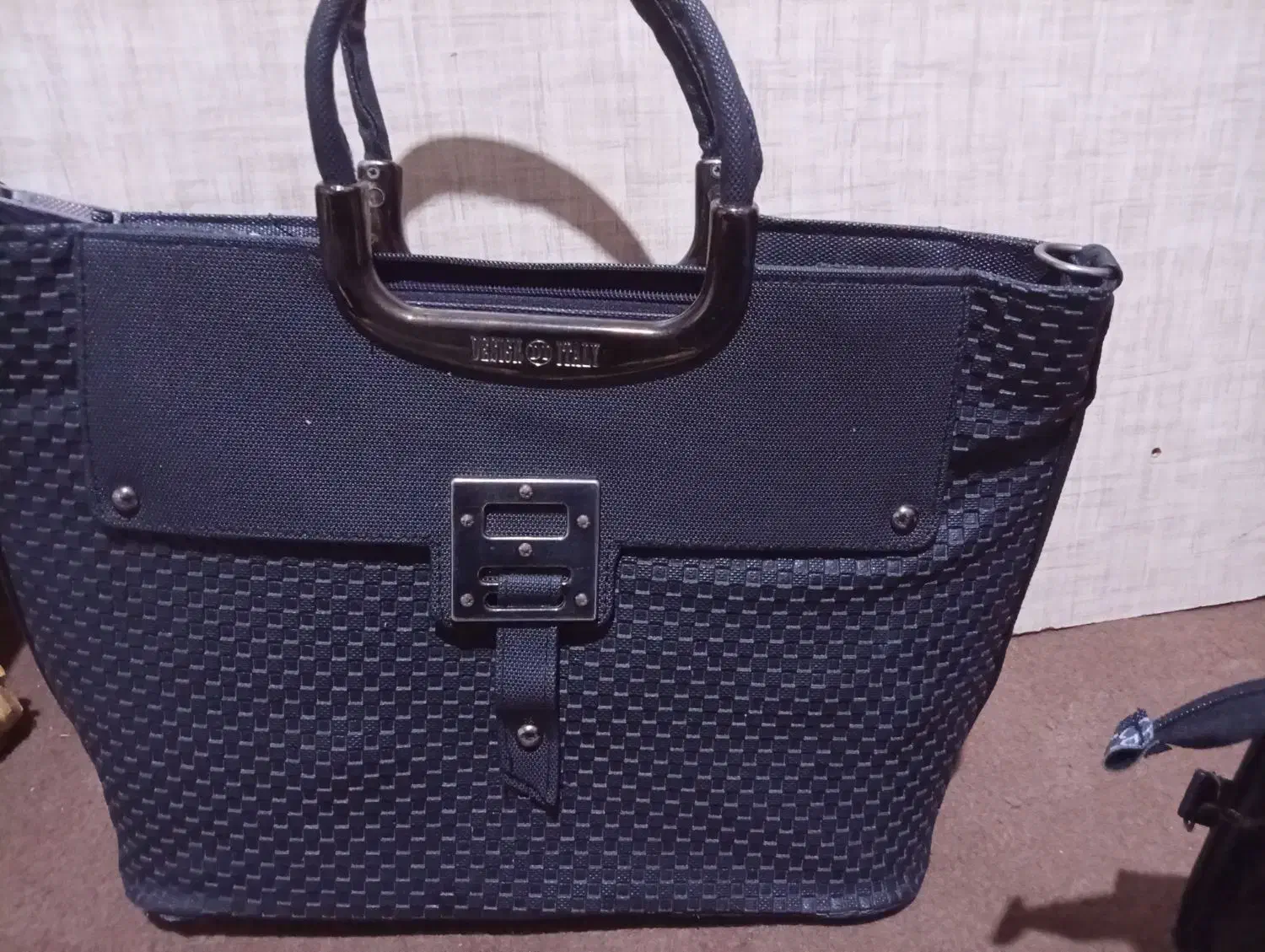 کیف|کیف، کفش، کمربند|سلماس, |دیوار