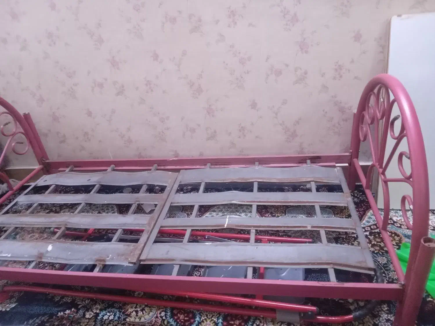 تخت یک نفره فلزی|تشک تختخواب|خرامه, |دیوار