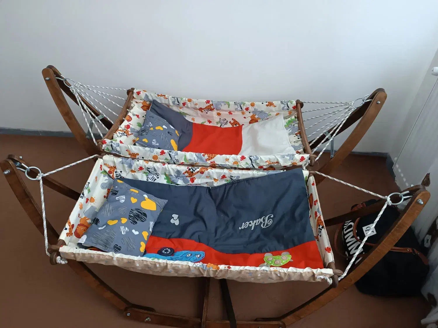 گهواره چوبی و برقی|اسباب و اثاث بچه|سقز, |دیوار