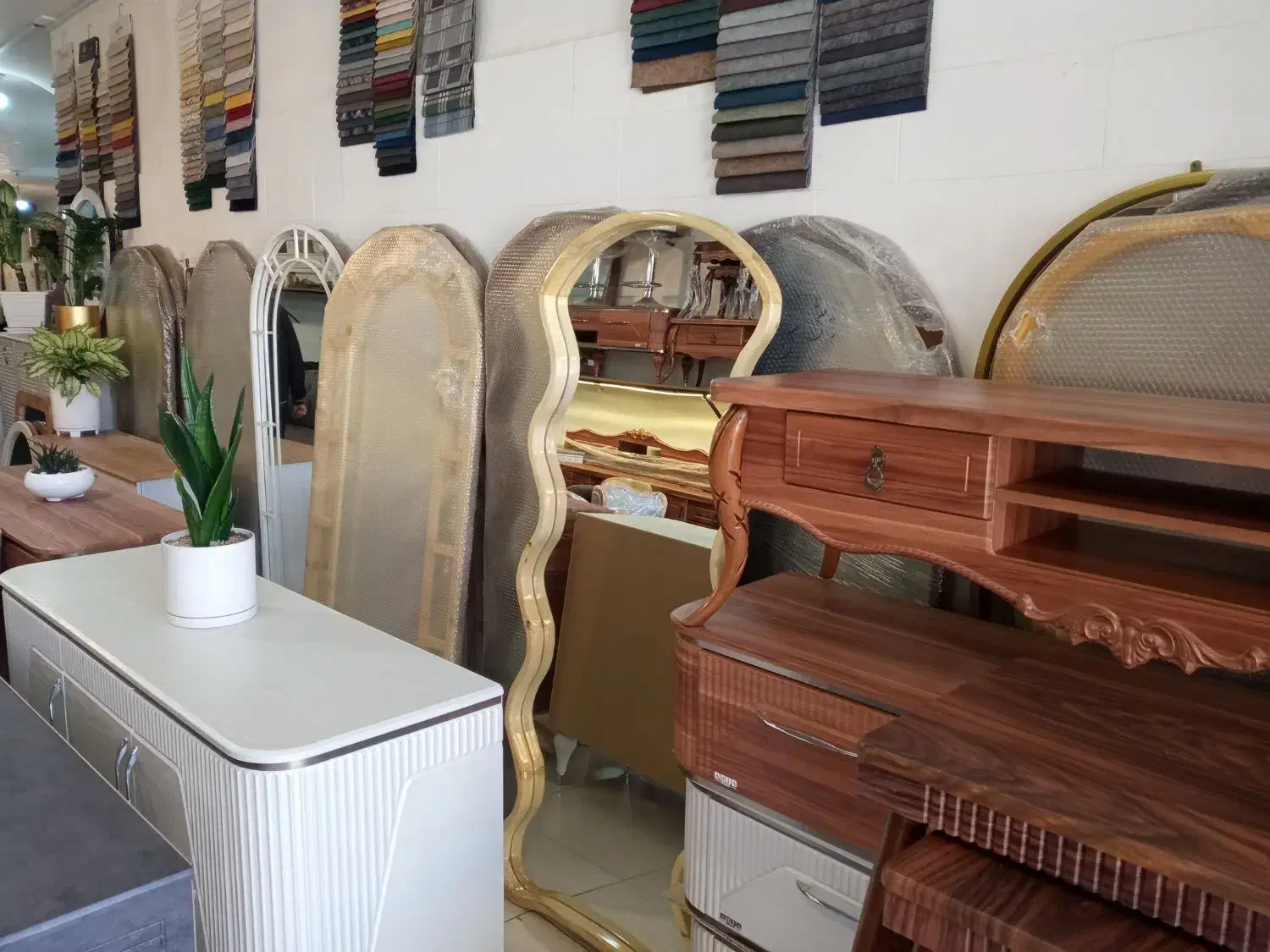 آینه قدی دفرمه و پنجره ای|آینه|سیرجان, |دیوار