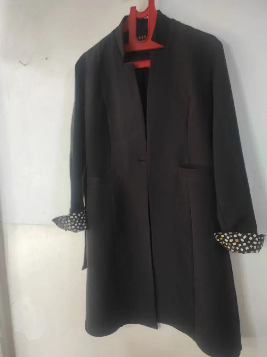 مانتو مشکی|لباس|شاهین‌شهر, مورچه خورت|دیوار