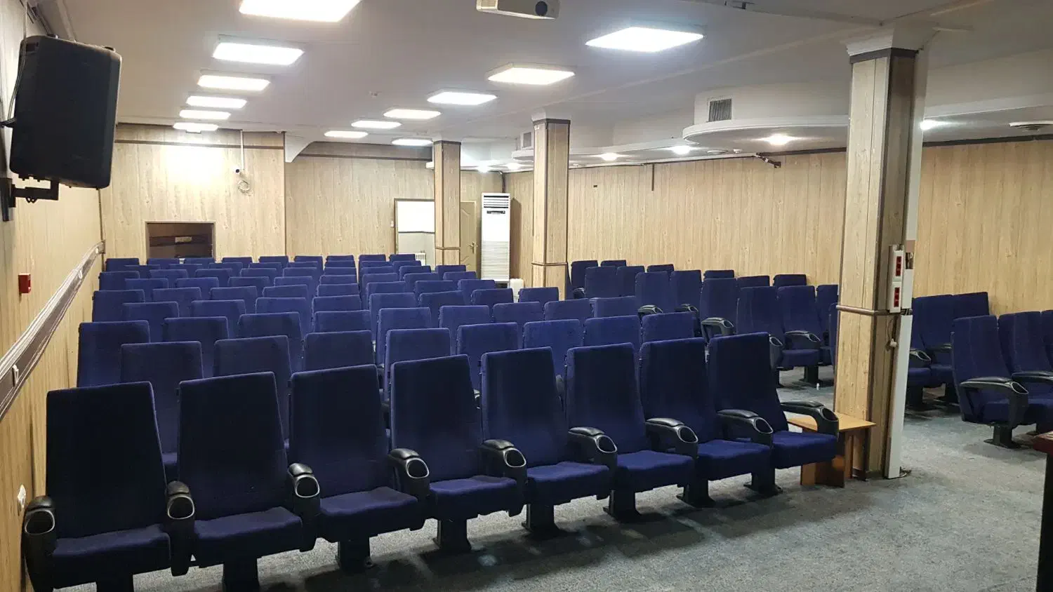 اجاره سالن آمفی تئاتر|اجارهٔ کوتاهمدت دفتر کار و فضای آموزشی|تهران, جمالزاده|دیوار