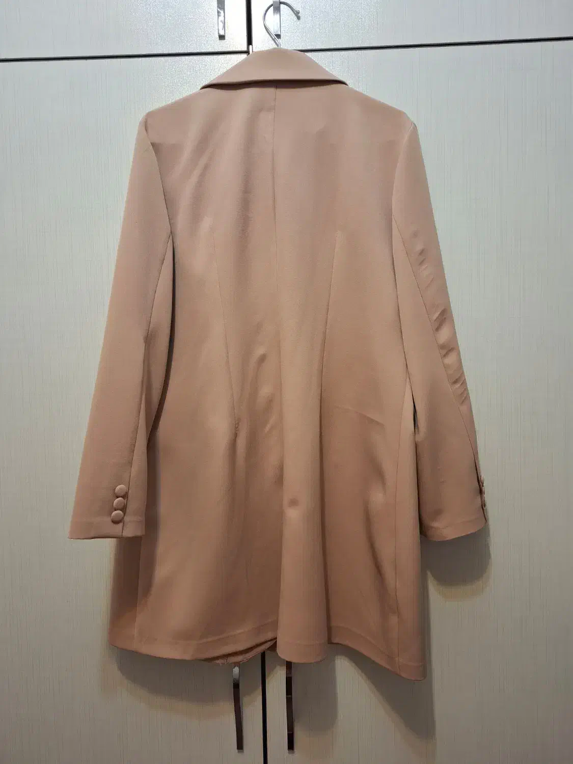 کت کرمی|لباس|بروجن, |دیوار