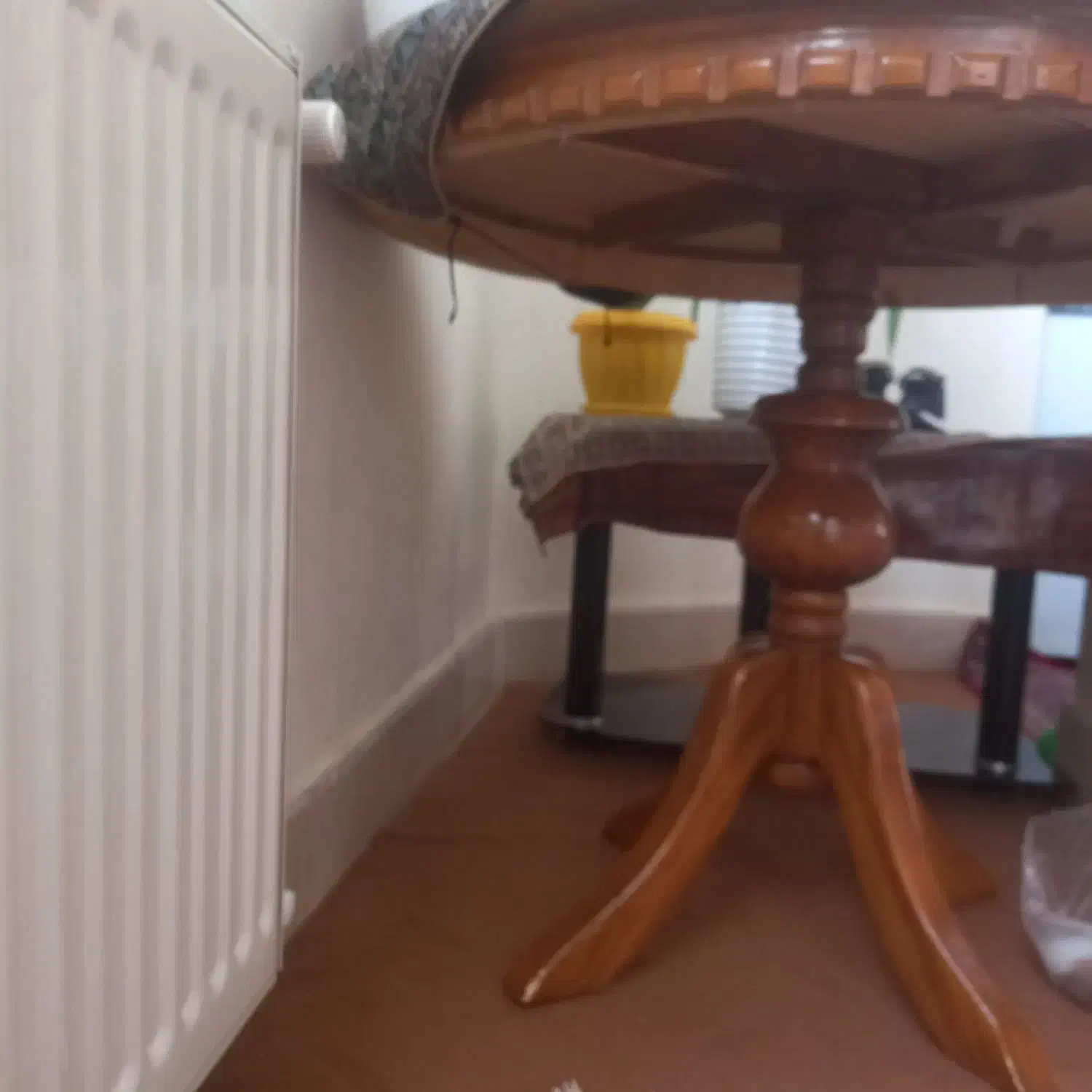 میز گرد چهار نفره با چهار صندلی|میز و صندلی غذاخوری|شهرکرد, |دیوار