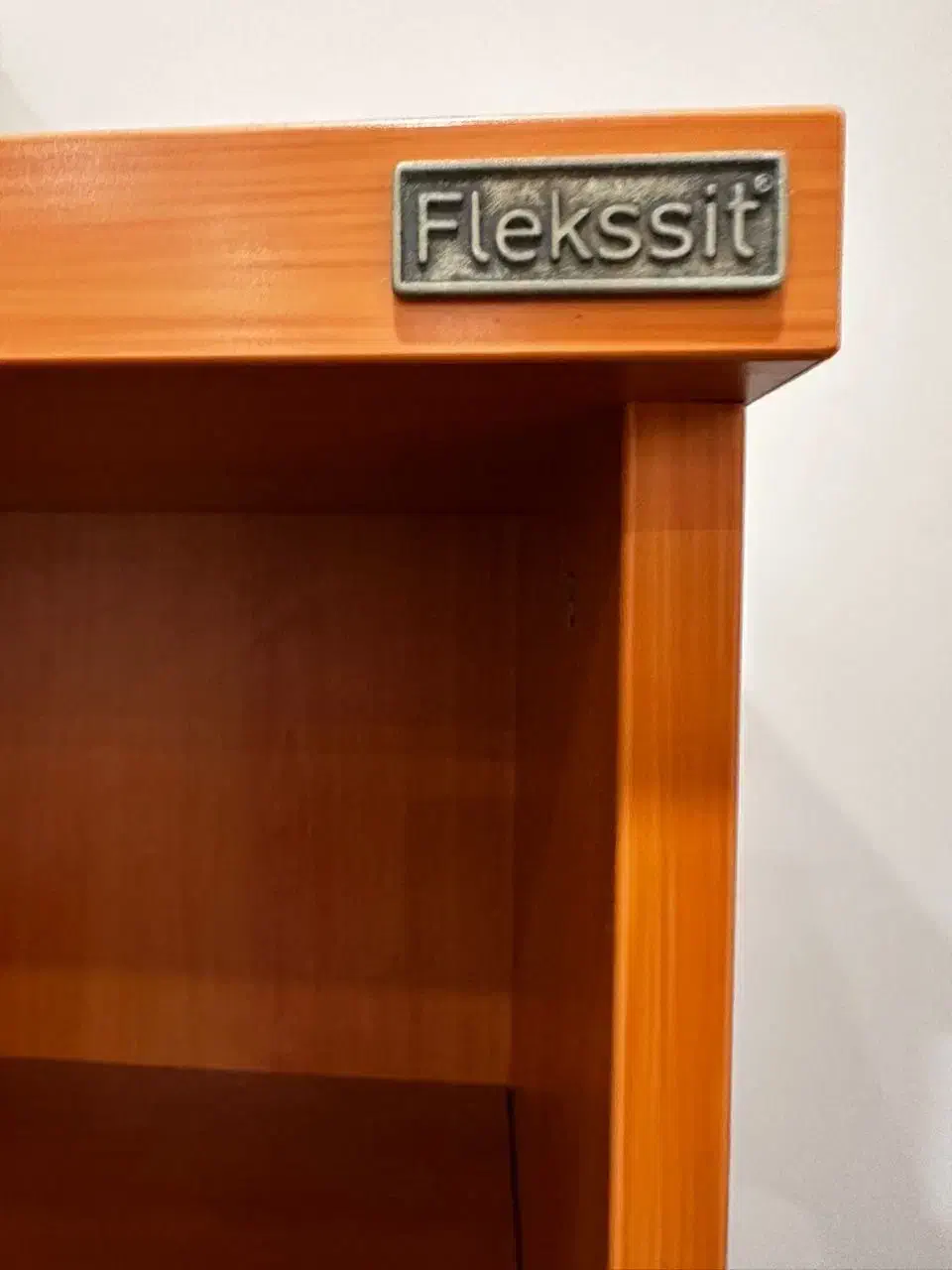 کتابخانه|کتابخانه، شلف، قفسههای دیواری|کیش, |دیوار