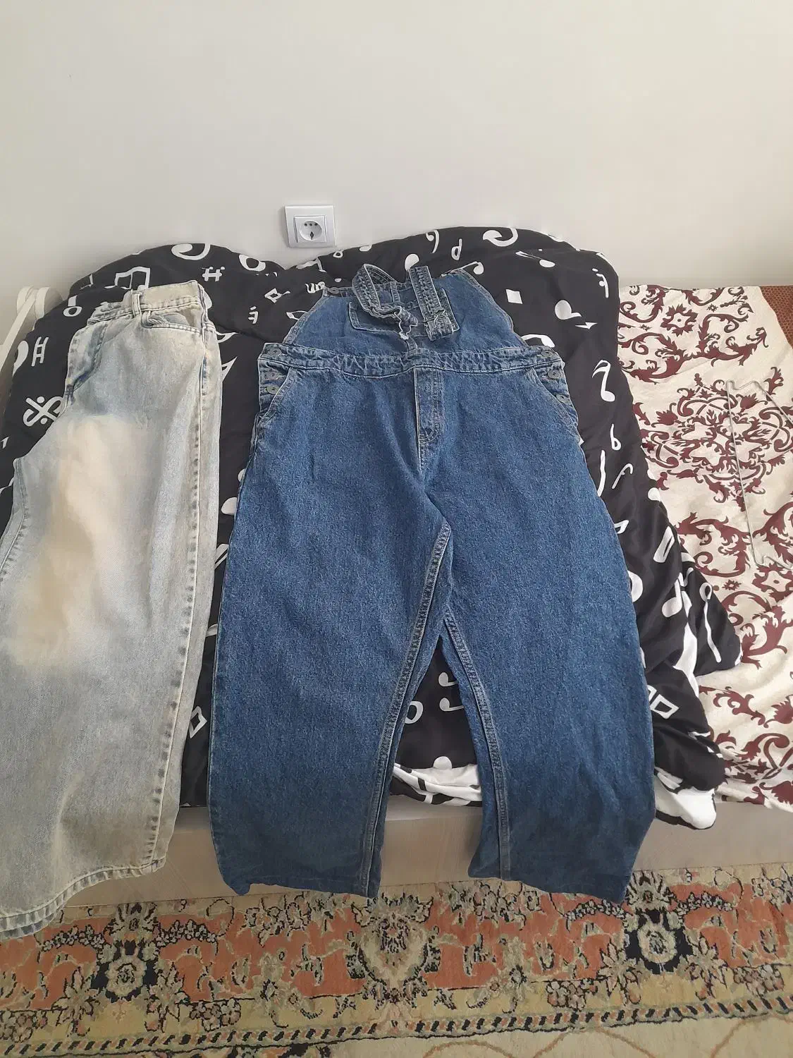 تعدادی شلوار و کابش|لباس|گرمدره, |دیوار