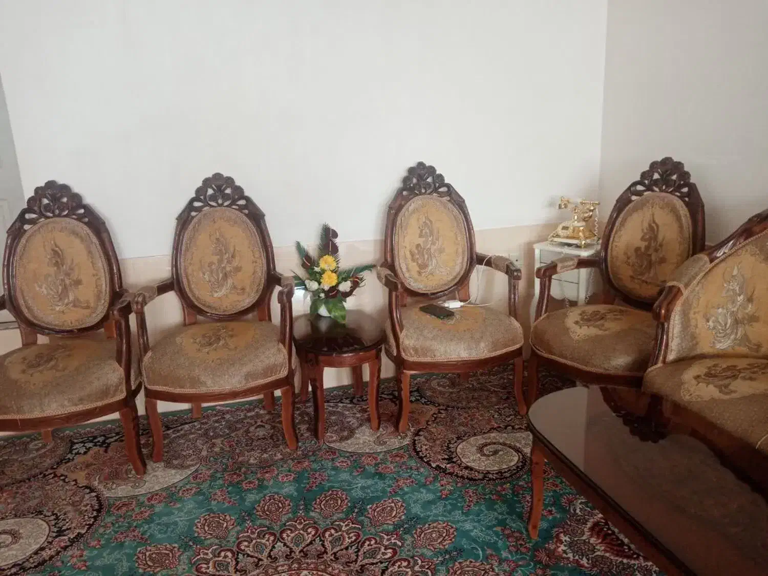 مبل تمیز در حد نو چوب جنس خوب|مبلمان خانگی و میز عسلی|سبزوار, امیر کبیر|دیوار