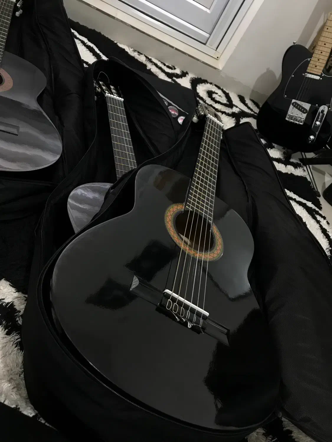 گیتار کلاسیک|گیتار، بیس، امپلیفایر|ارومیه, |دیوار