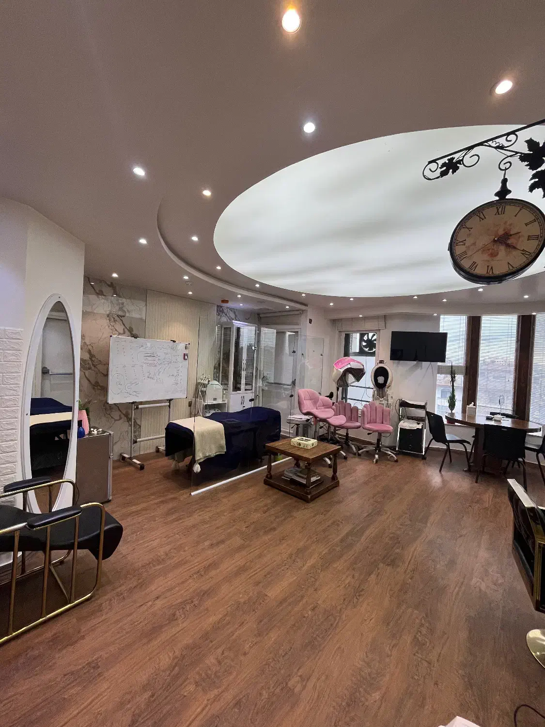 اجاره لاین در سالن زیبایی تاپ لوکیشن|اجارهٔ کوتاه‌مدت دفتر کار و فضای آموزشی|رشت, گلسار|دیوار