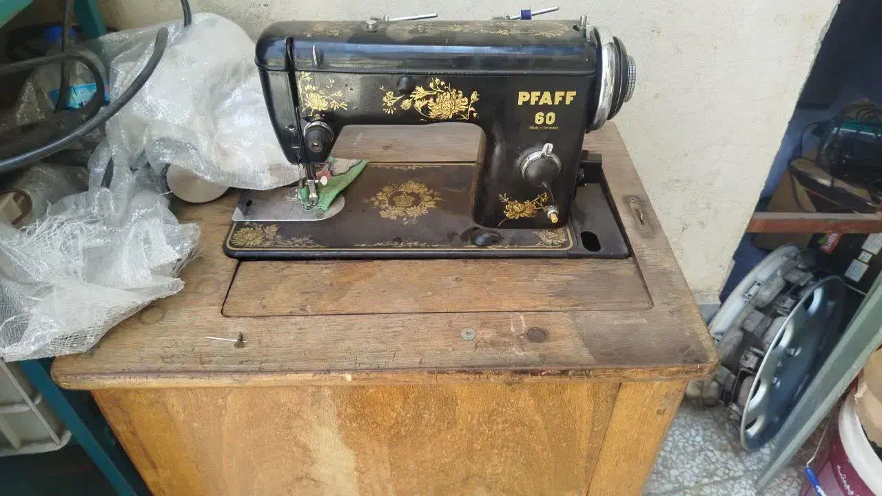 چرخ خیاطی قدیمی فای فای آلمان همراه میز فابریک|کلکسیون اشیاء عتیقه|قم, علی آباد سعدگان|دیوار