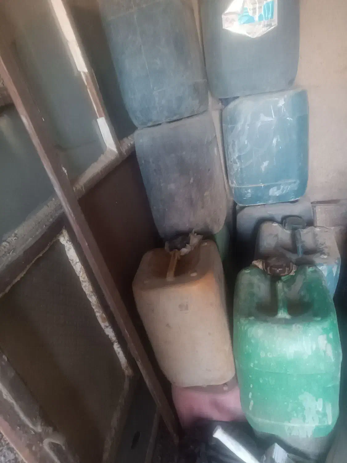 گالن خارجی|ظروف نگهدارنده، پلاستیکی، یکبارمصرف|نیمروز, |دیوار