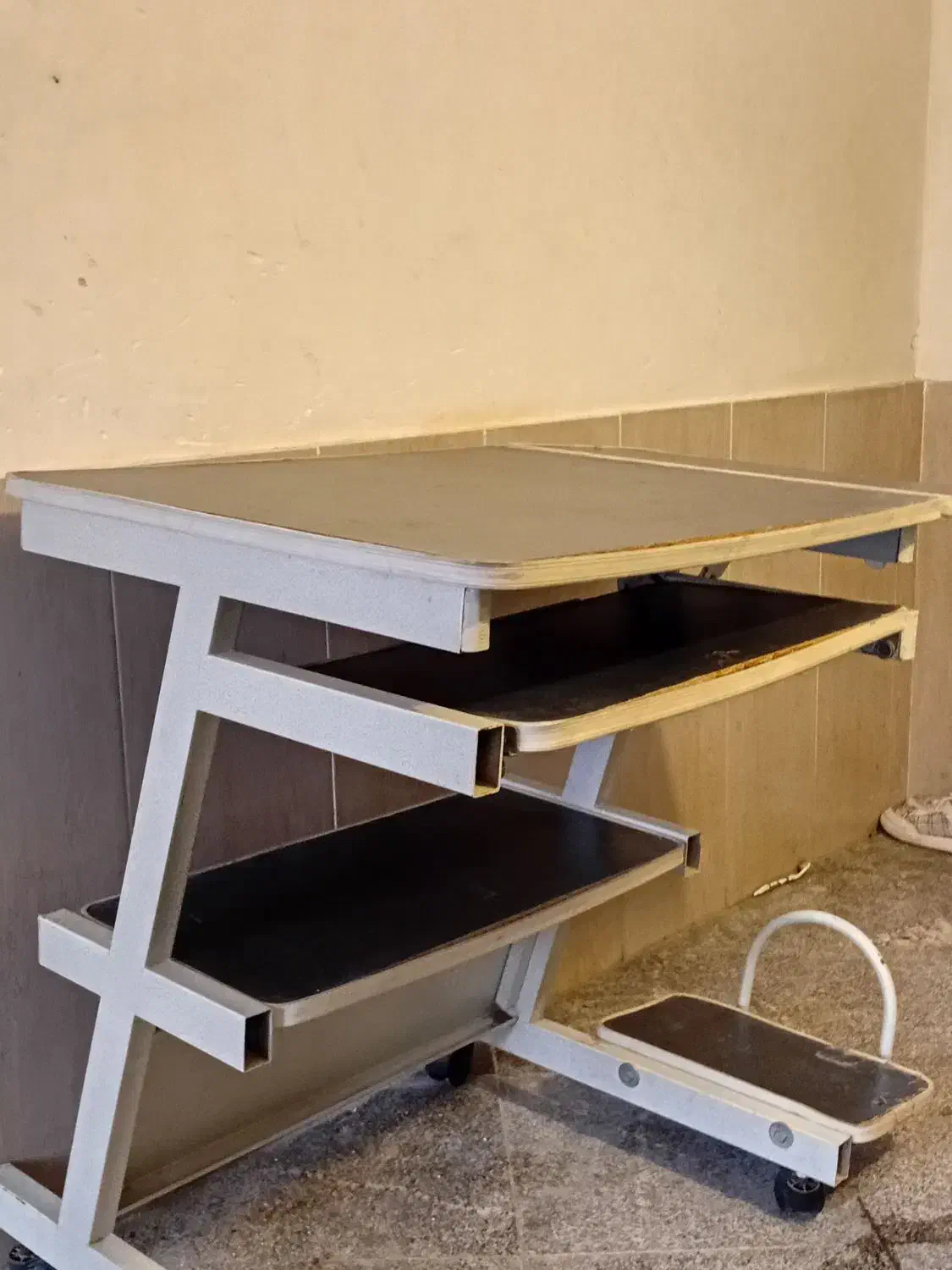 میز|میز تحریر و کامپیوتر|سبزوار, توحیدشهر|دیوار