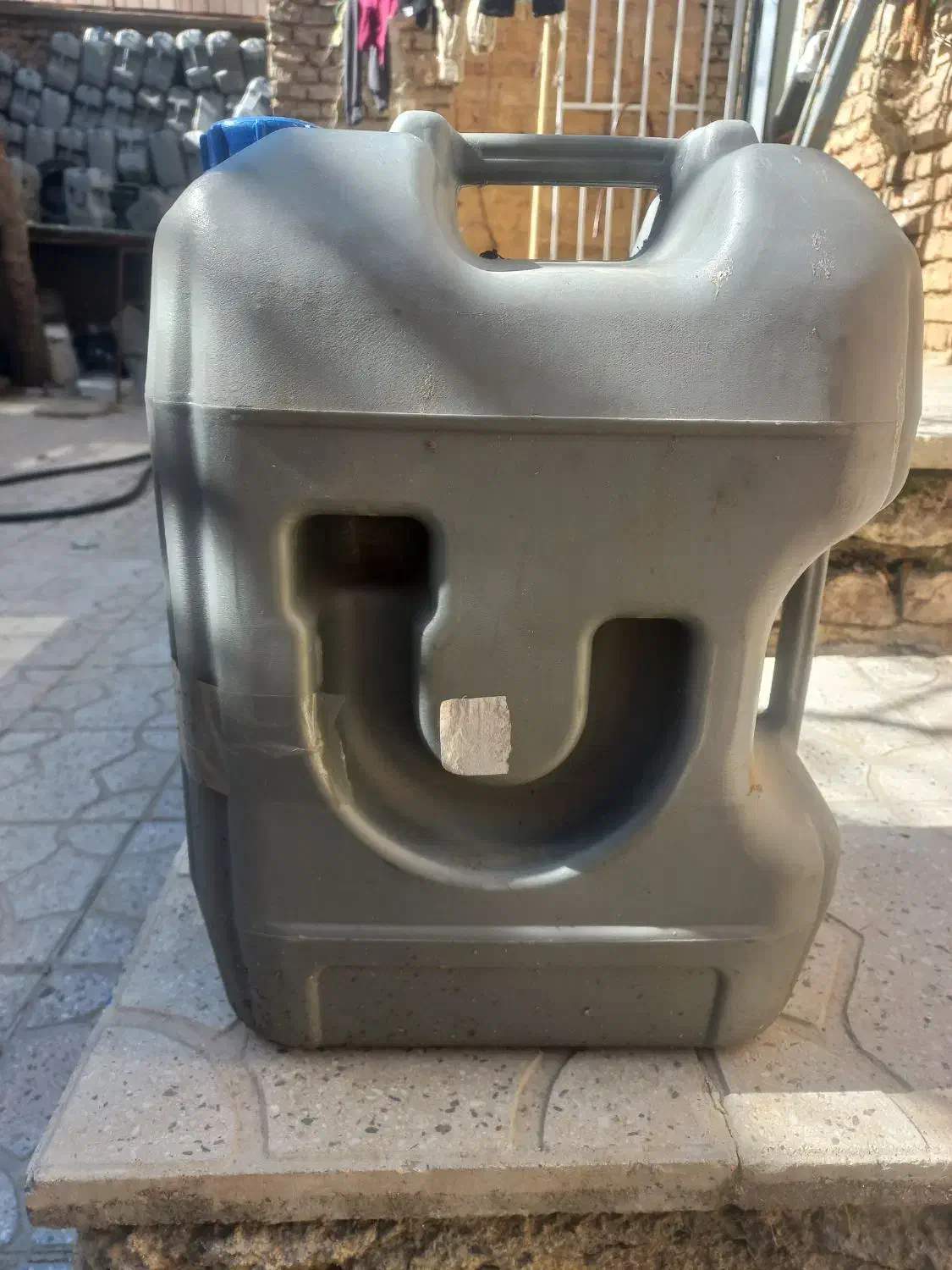 گالن ۲۰ لیتری|ظروف نگهدارنده، پلاستیکی، یک‌بارمصرف|همدان, |دیوار