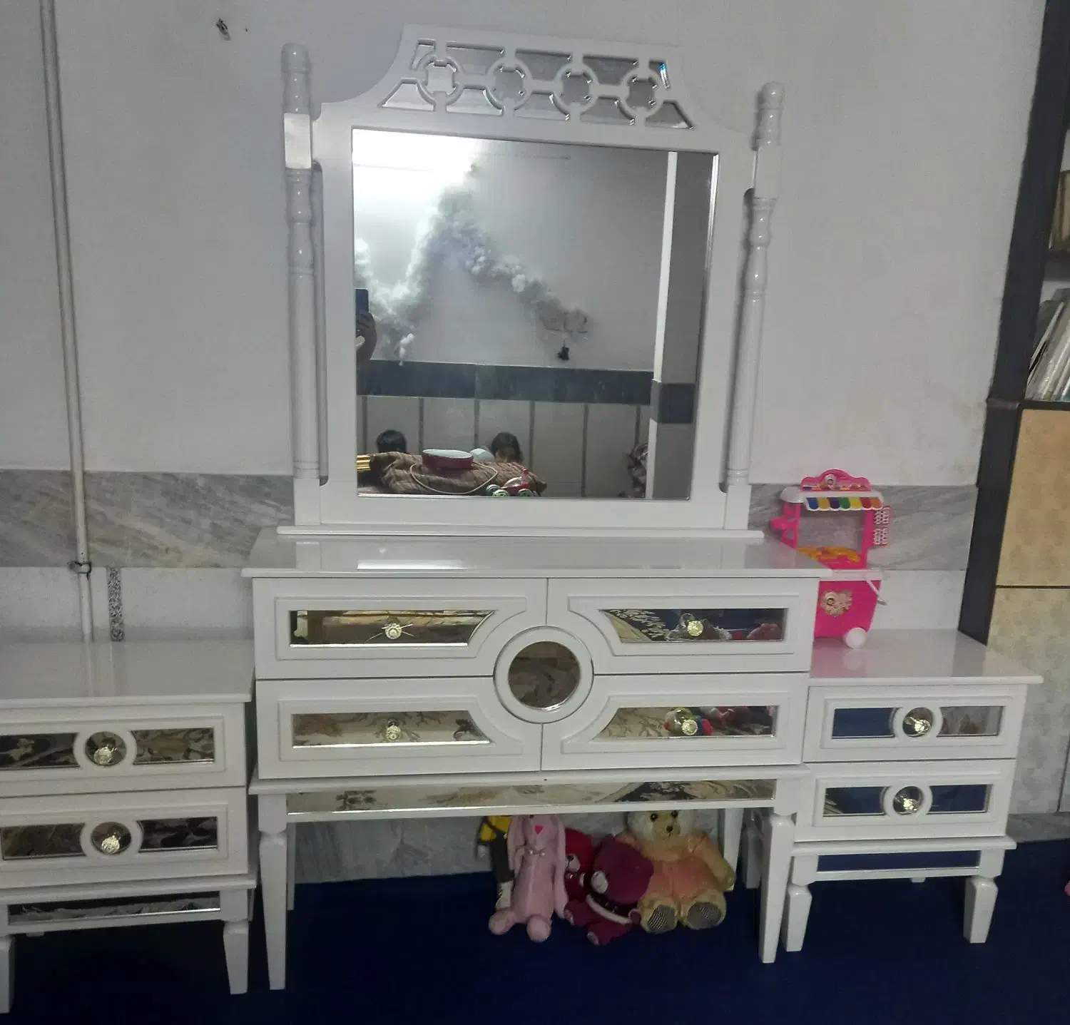 میز آرایش و پا تختی|تخت و سرویس خواب|قم, قلعه کامکار|دیوار