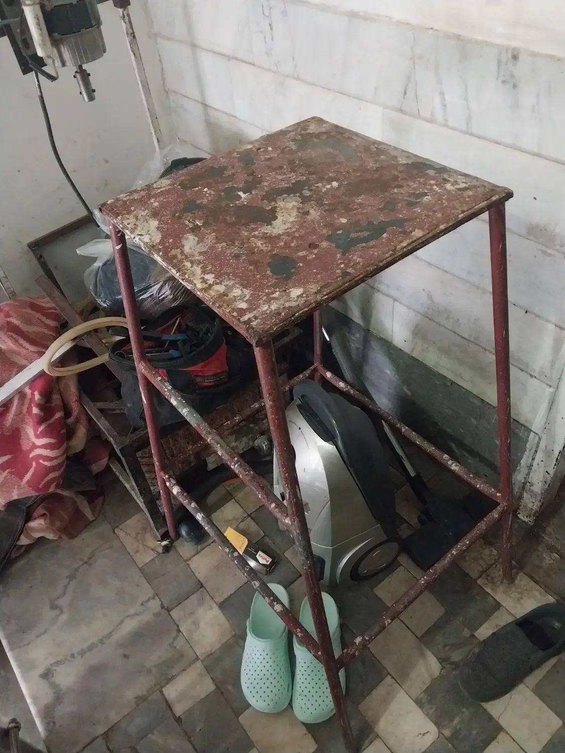 چهار پایه آهنی|صندلی و نیمکت|قم, انسجام|دیوار