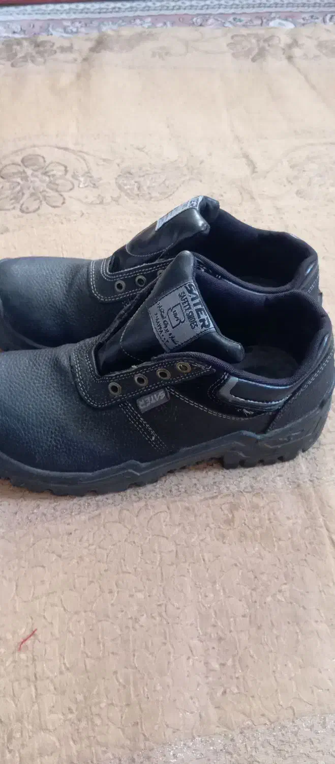 سه جفت کفش کار نو|کیف، کفش، کمربند|بم, |دیوار