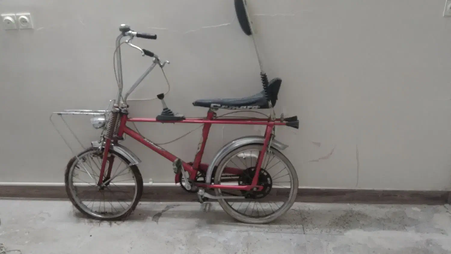 دوچرخه قدیمی|کلکسیون اشیاء عتیقه|ری, شهید غیوری (ابن باویه)|دیوار