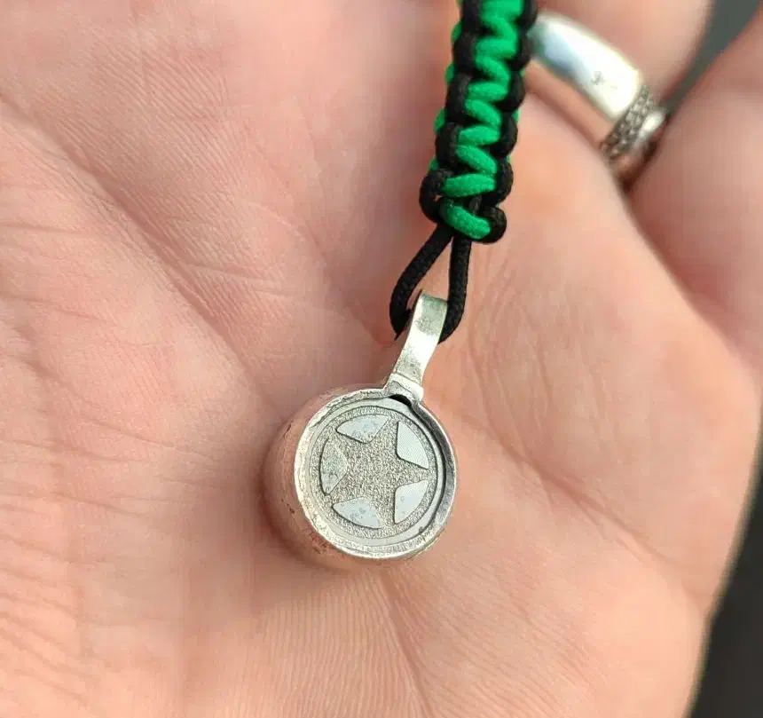 گردنی نقره حرز|بدلیجات|تهران, نیروی هوایی (پیروزی)|دیوار