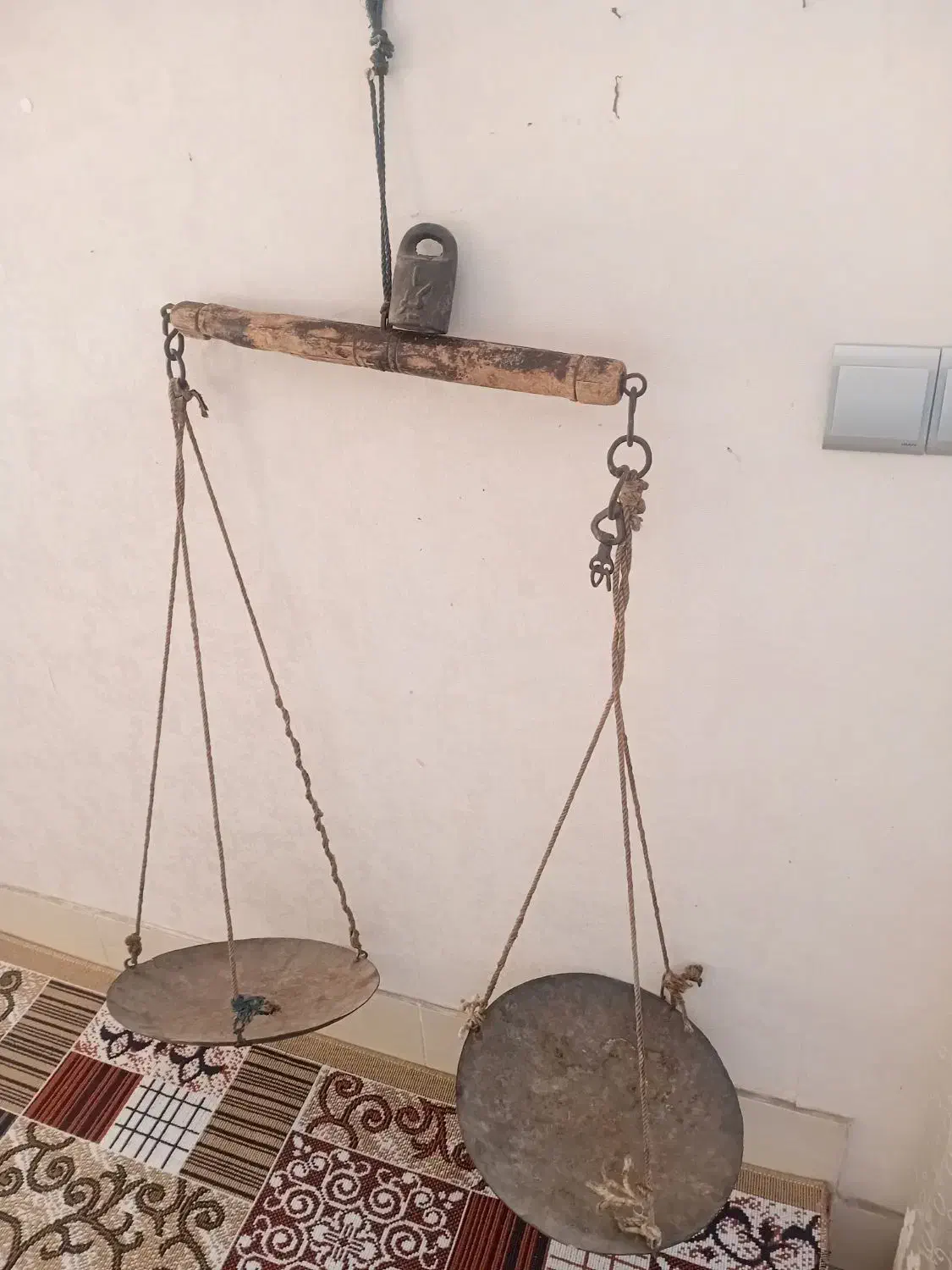 ترازوی قدیمی قدیمی|کلکسیون اشیاء عتیقه|قم, دانش|دیوار