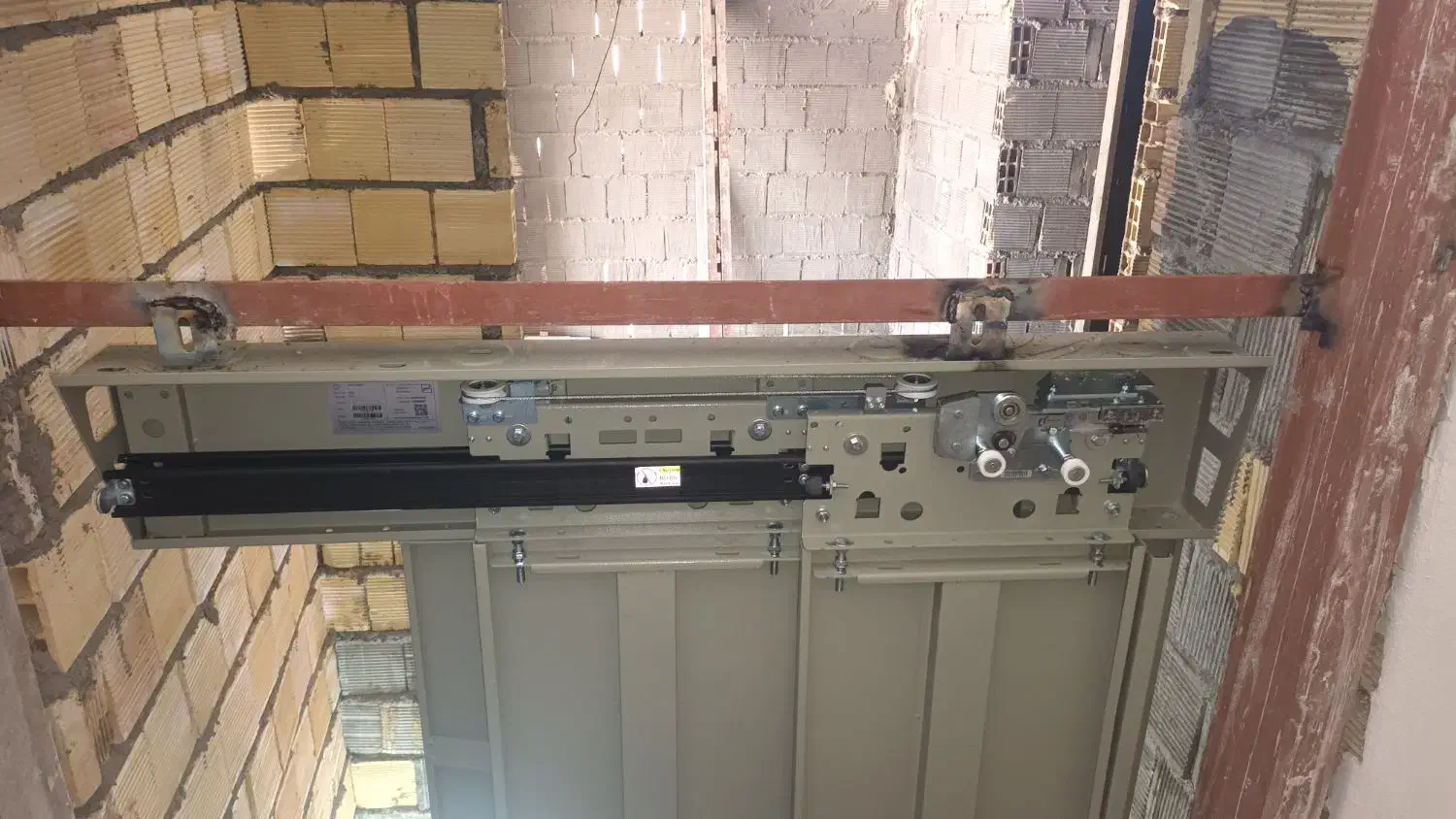 نصاب اسانسور درب ریل و اهنکشی|خدمات پیشه و مهارت|سردشت, |دیوار