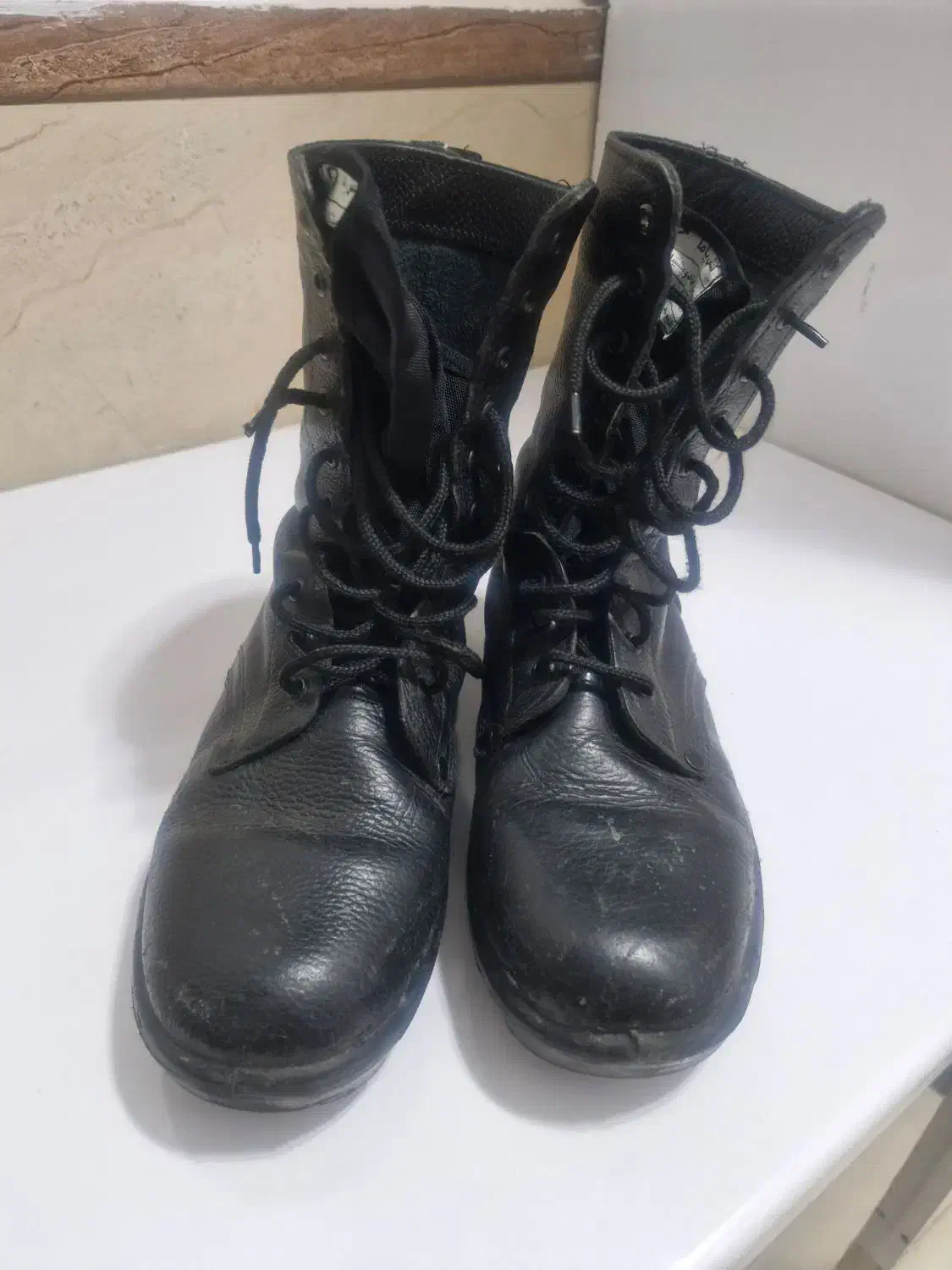 پوتین  و کلاه  نظامی|کیف، کفش، کمربند|تبریز, |دیوار